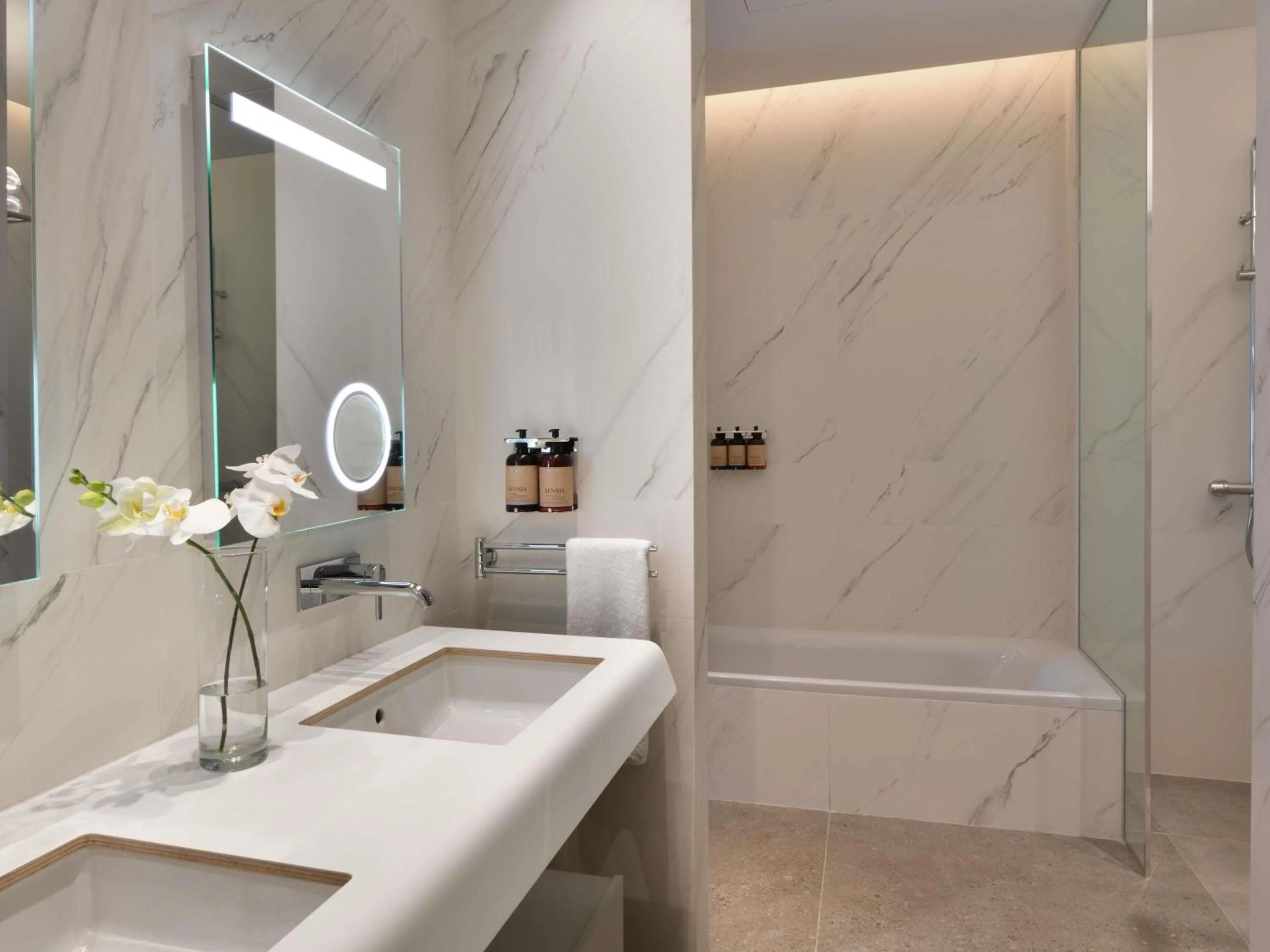 Photo of the whole room in Novotel Abidjan Marcory