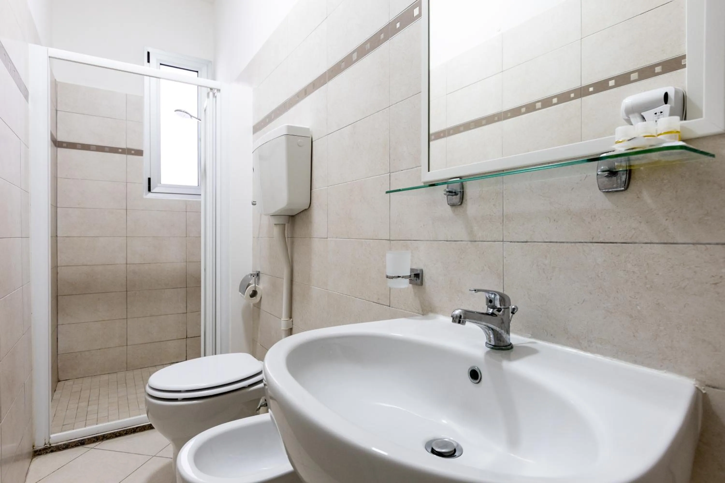 Shower in La Tour Palace Hotel & Restaurant