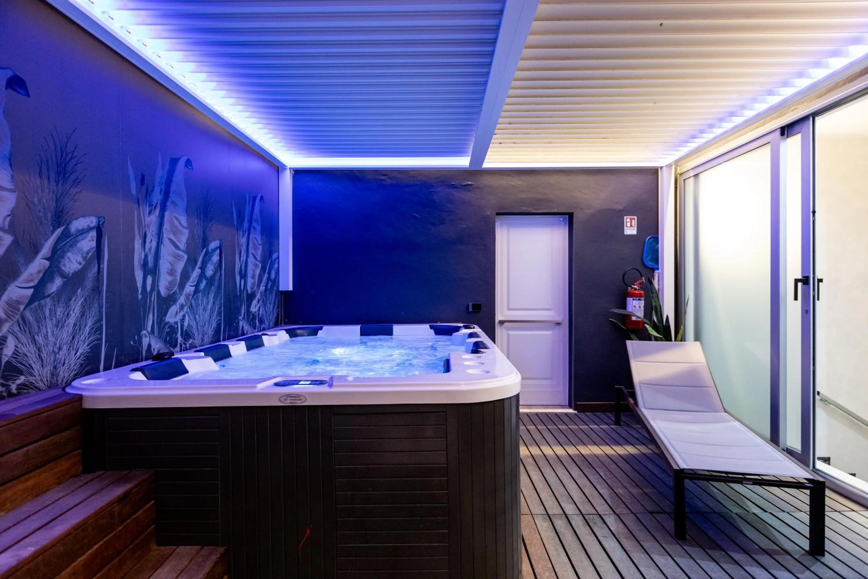 Hot Tub in La Tour Palace Hotel & Restaurant