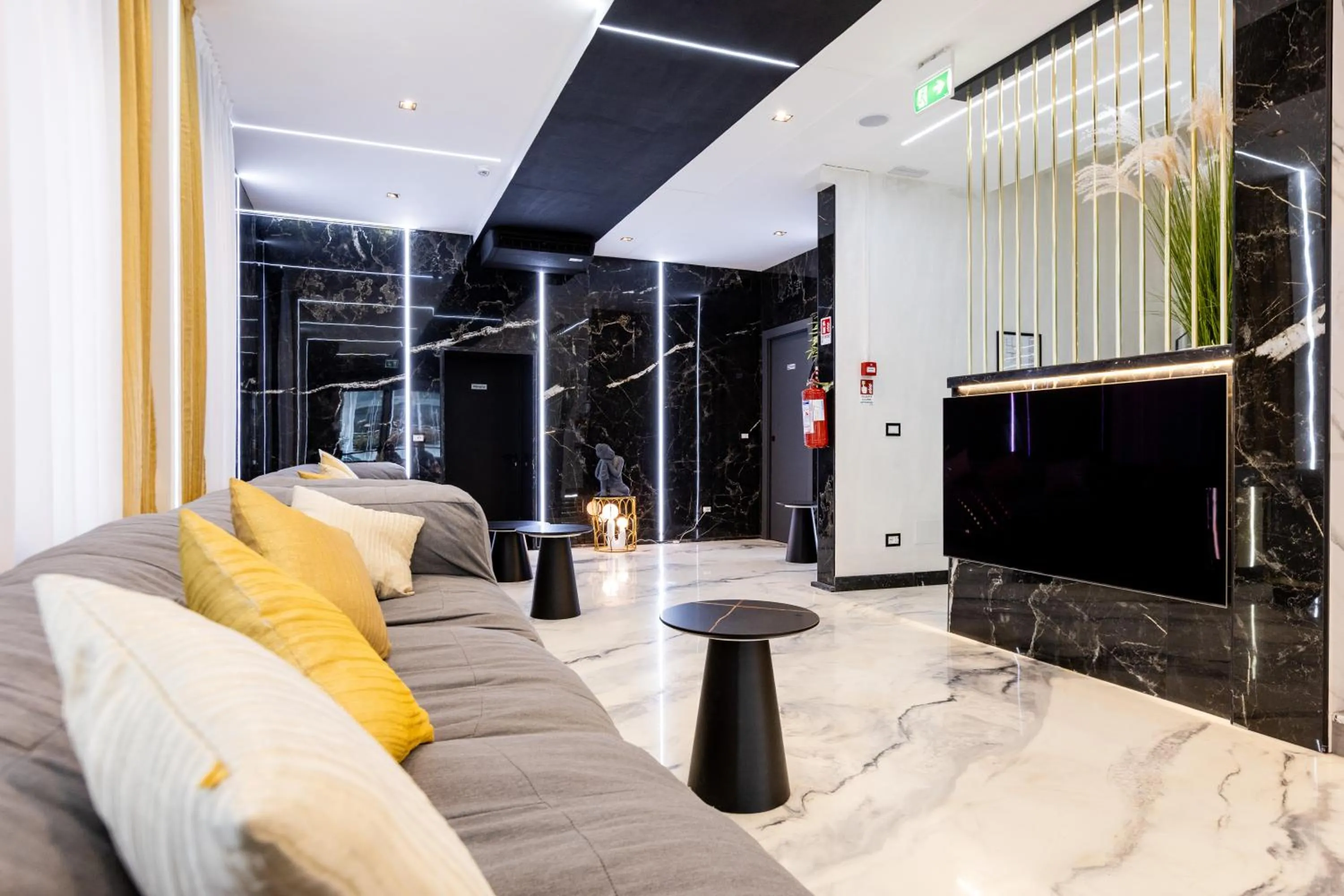 Lobby or reception in La Tour Palace Hotel & Restaurant