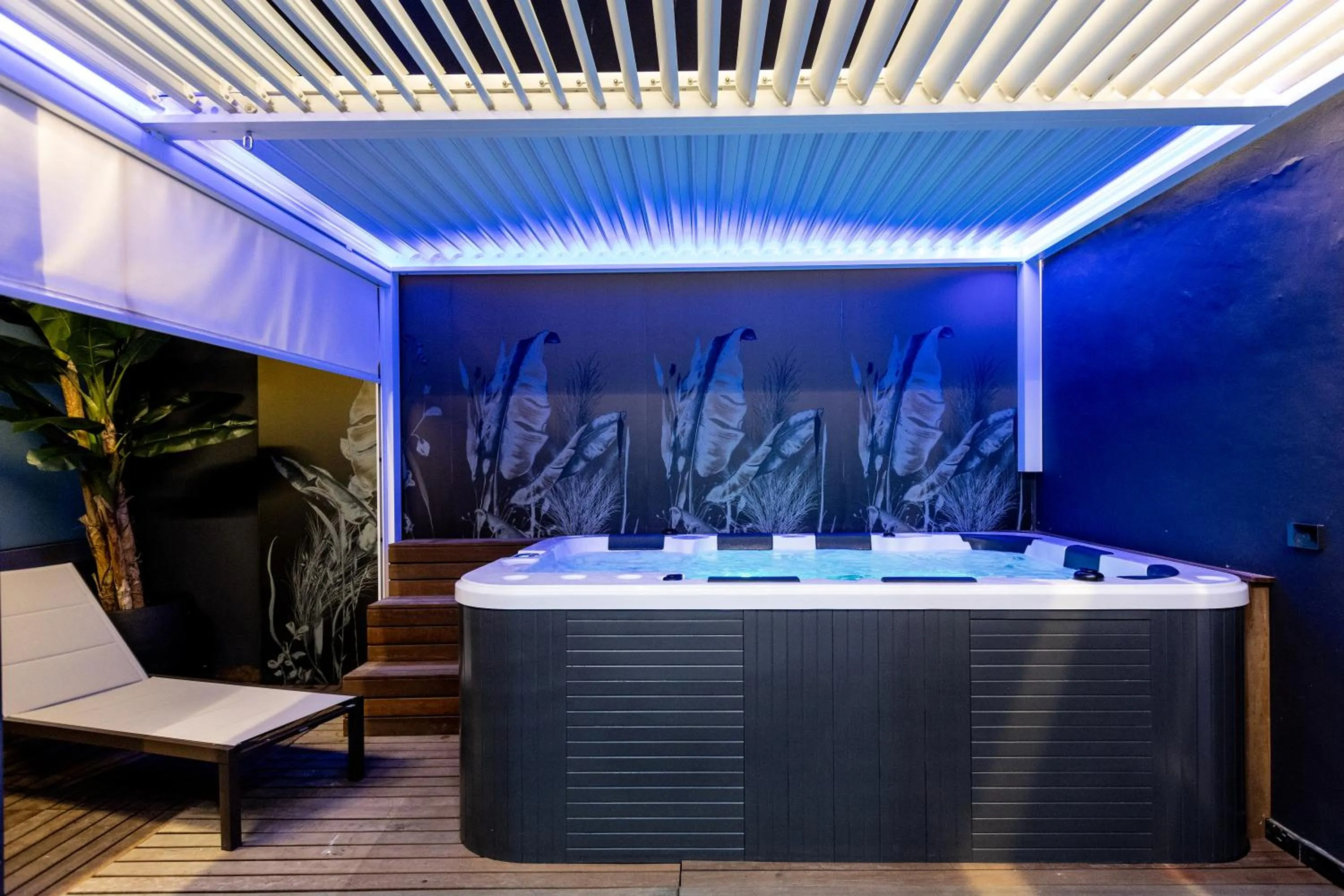 Hot Tub in La Tour Palace Hotel & Restaurant