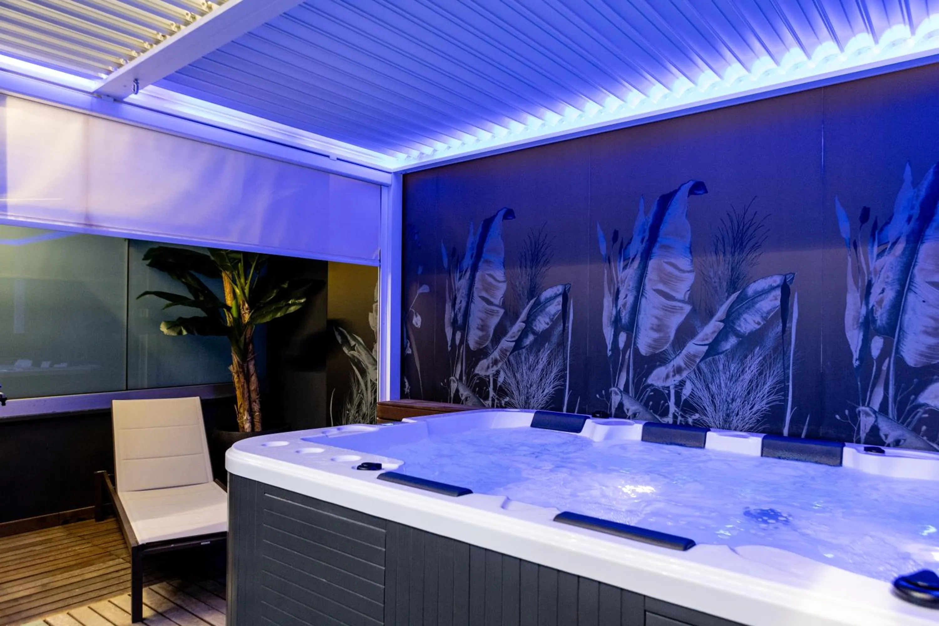 Hot Tub in La Tour Palace Hotel & Restaurant