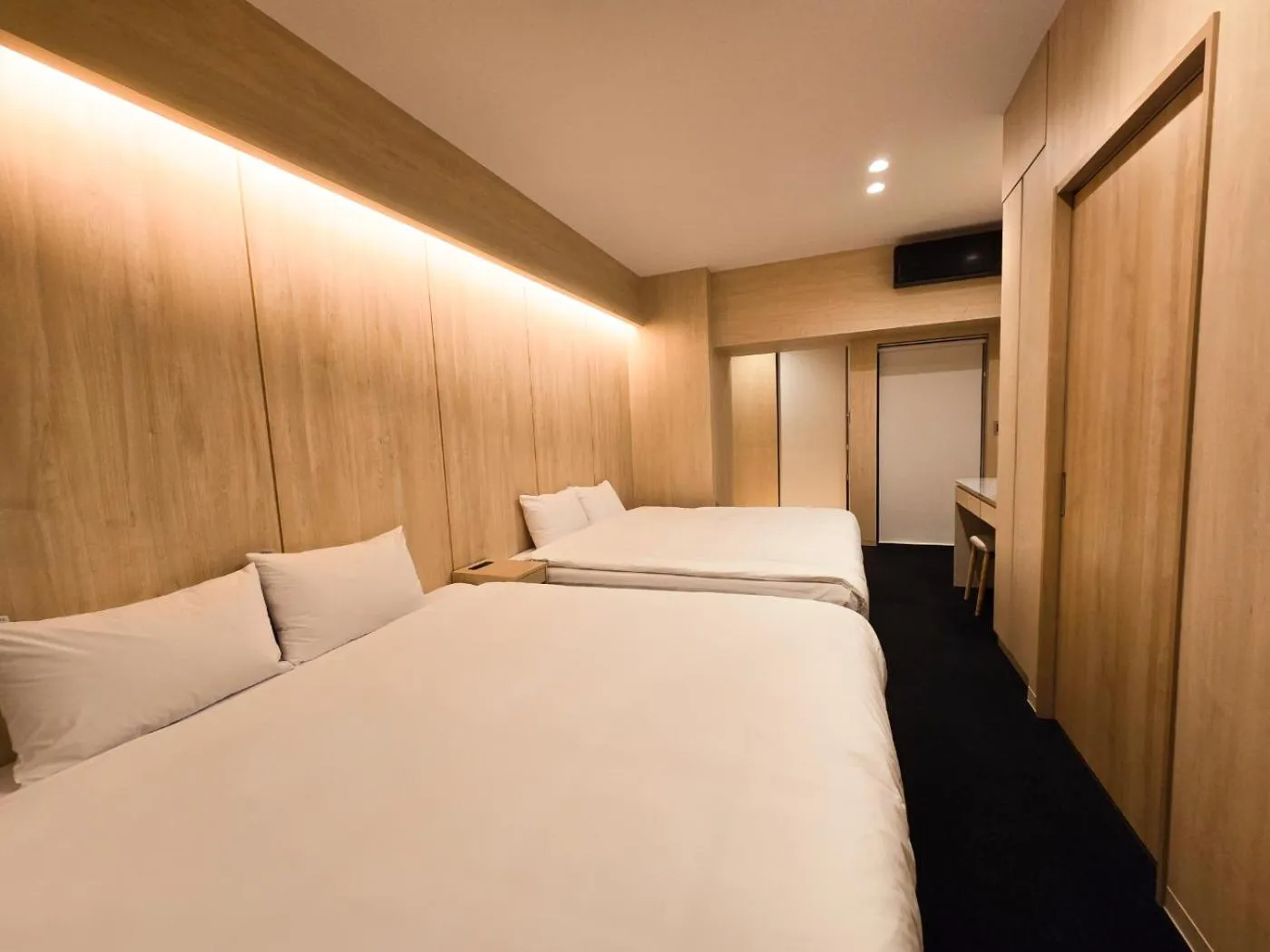 Bed in UH Suite Namba Station