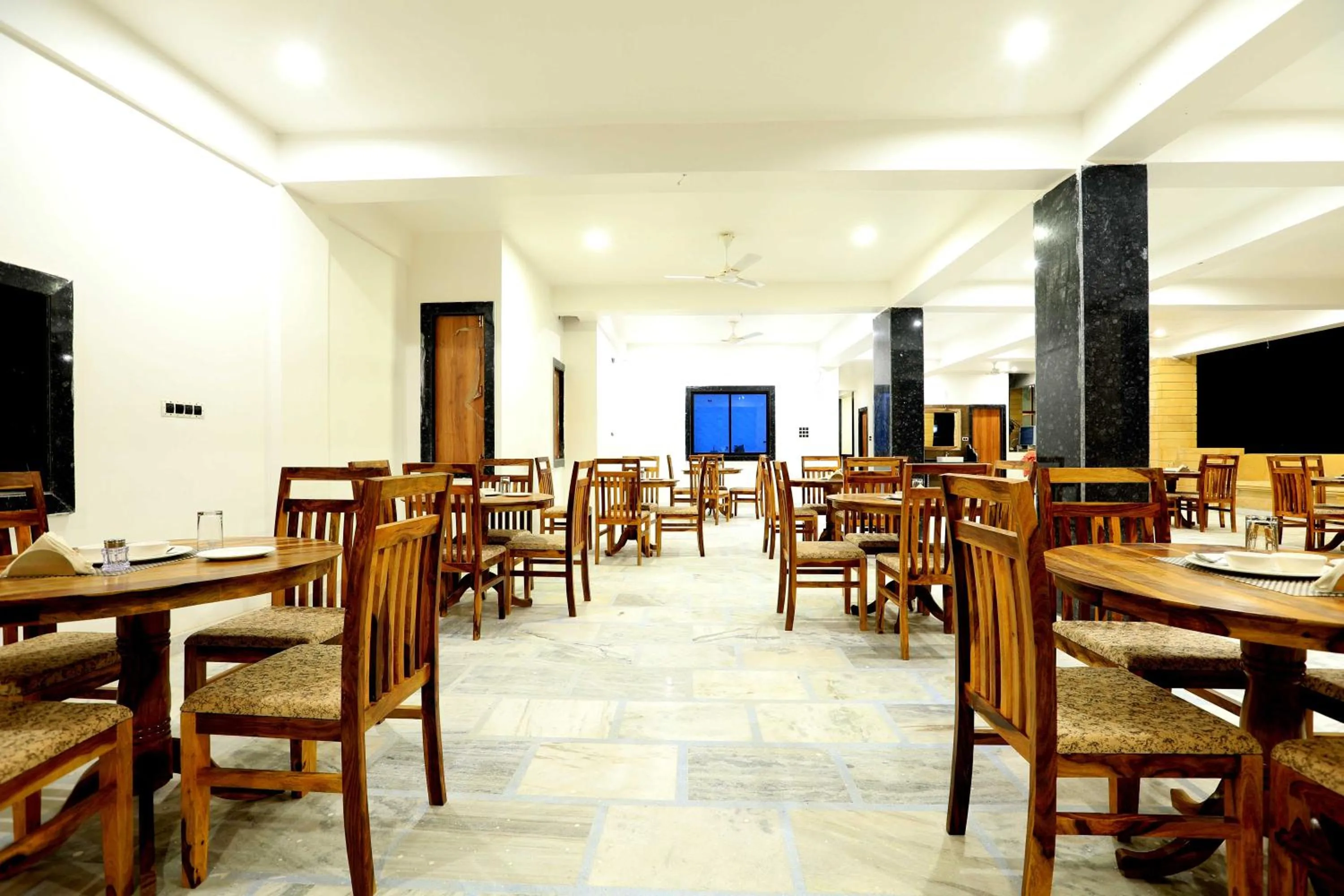 Restaurant/places to eat in Hotel Golden Signature