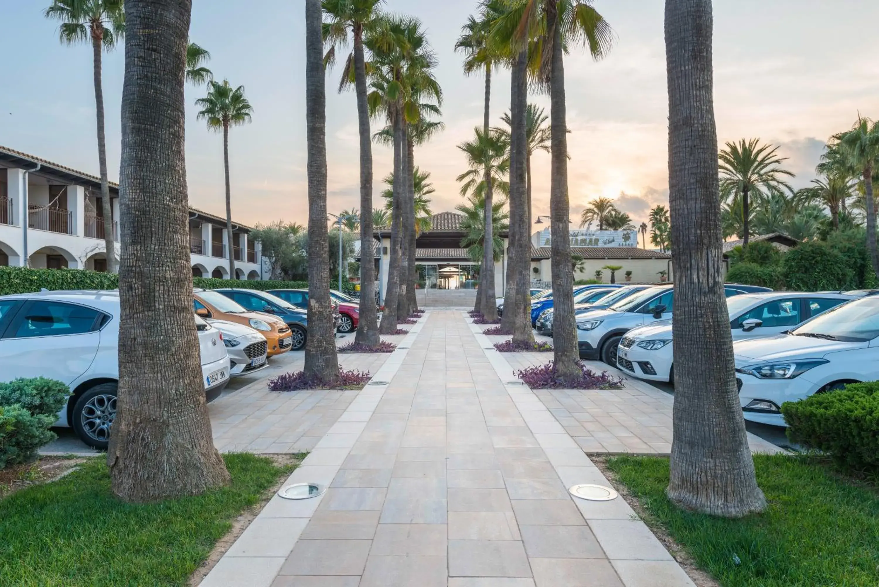 Facade/entrance in Botel Alcudiamar - Alojamiento para Navegantes Facade/entrance in Botel Alcudiamar - Alojamiento para Navegantes
