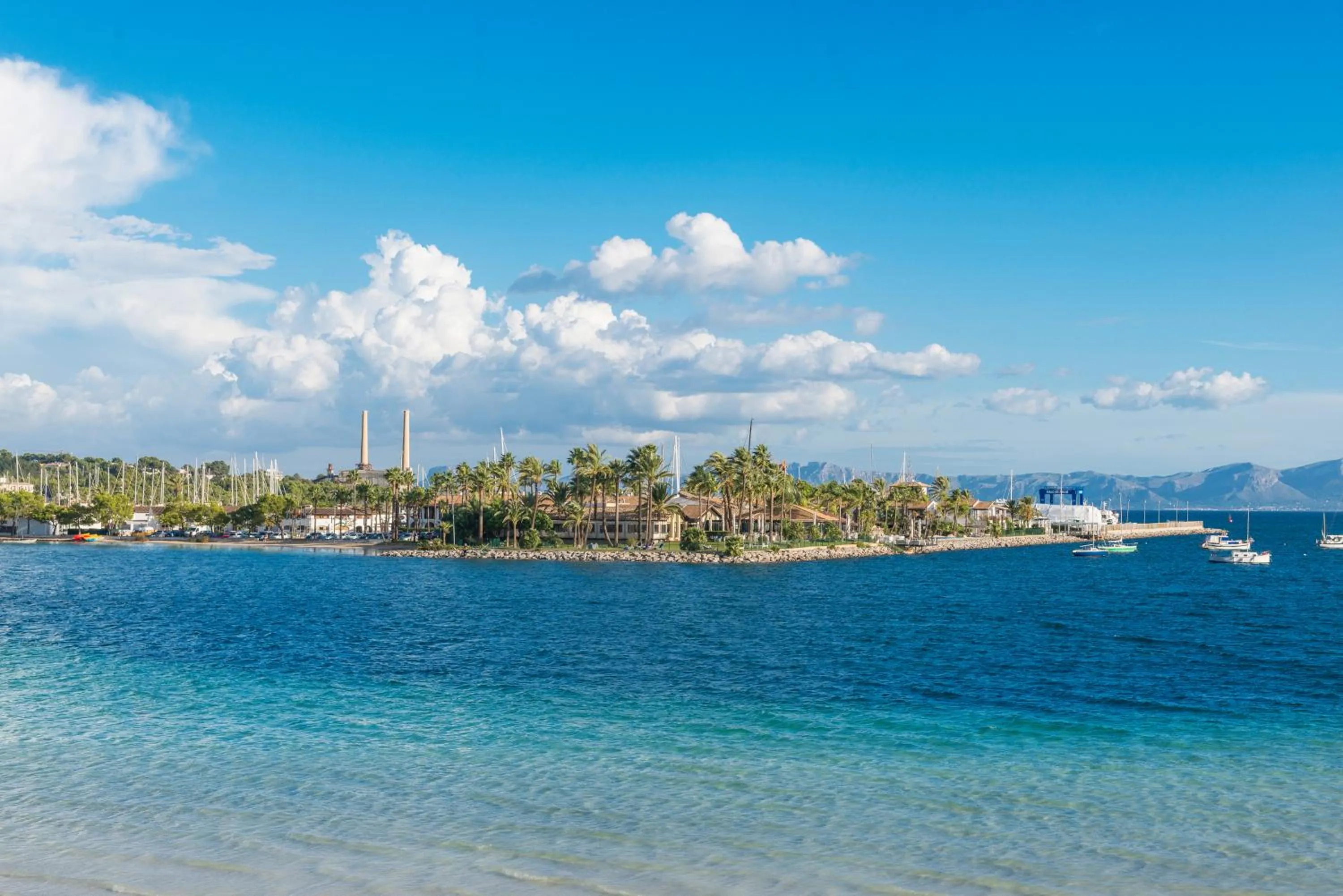 Property building in Botel Alcudiamar - Alojamiento para Navegantes