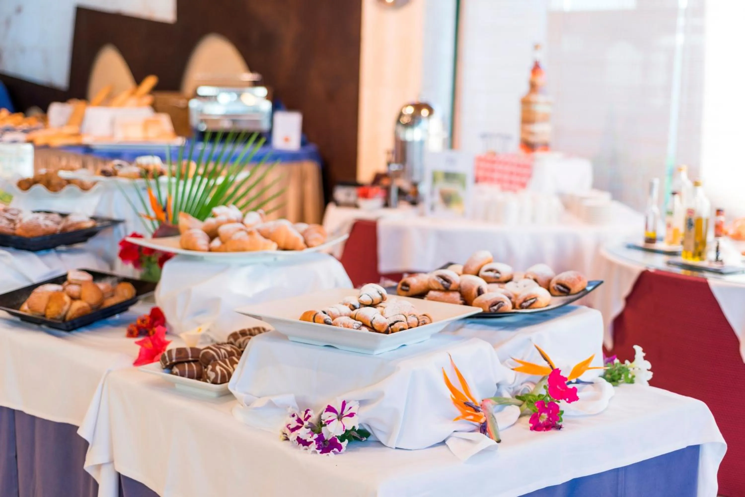 Buffet breakfast in Botel Alcudiamar - Alojamiento para Navegantes