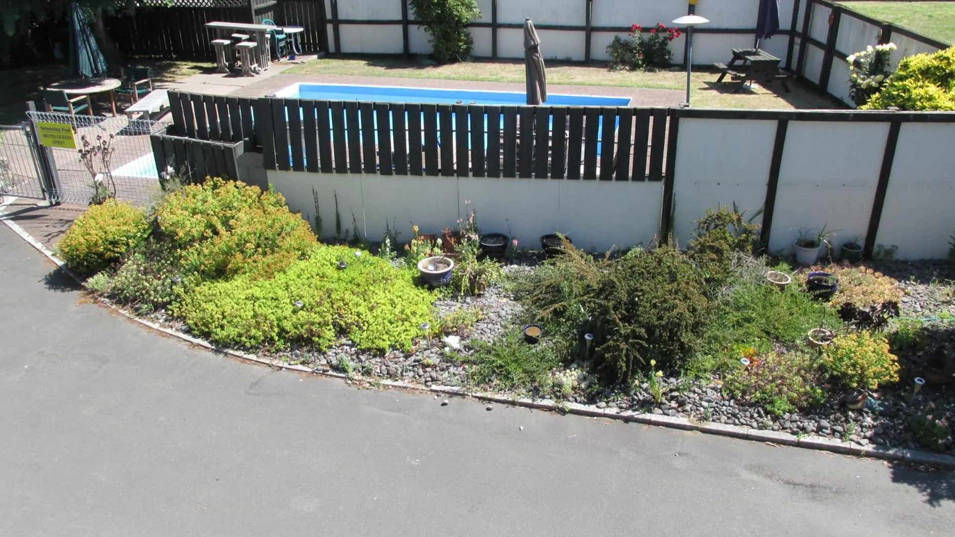 Garden in Camberley Court Motel