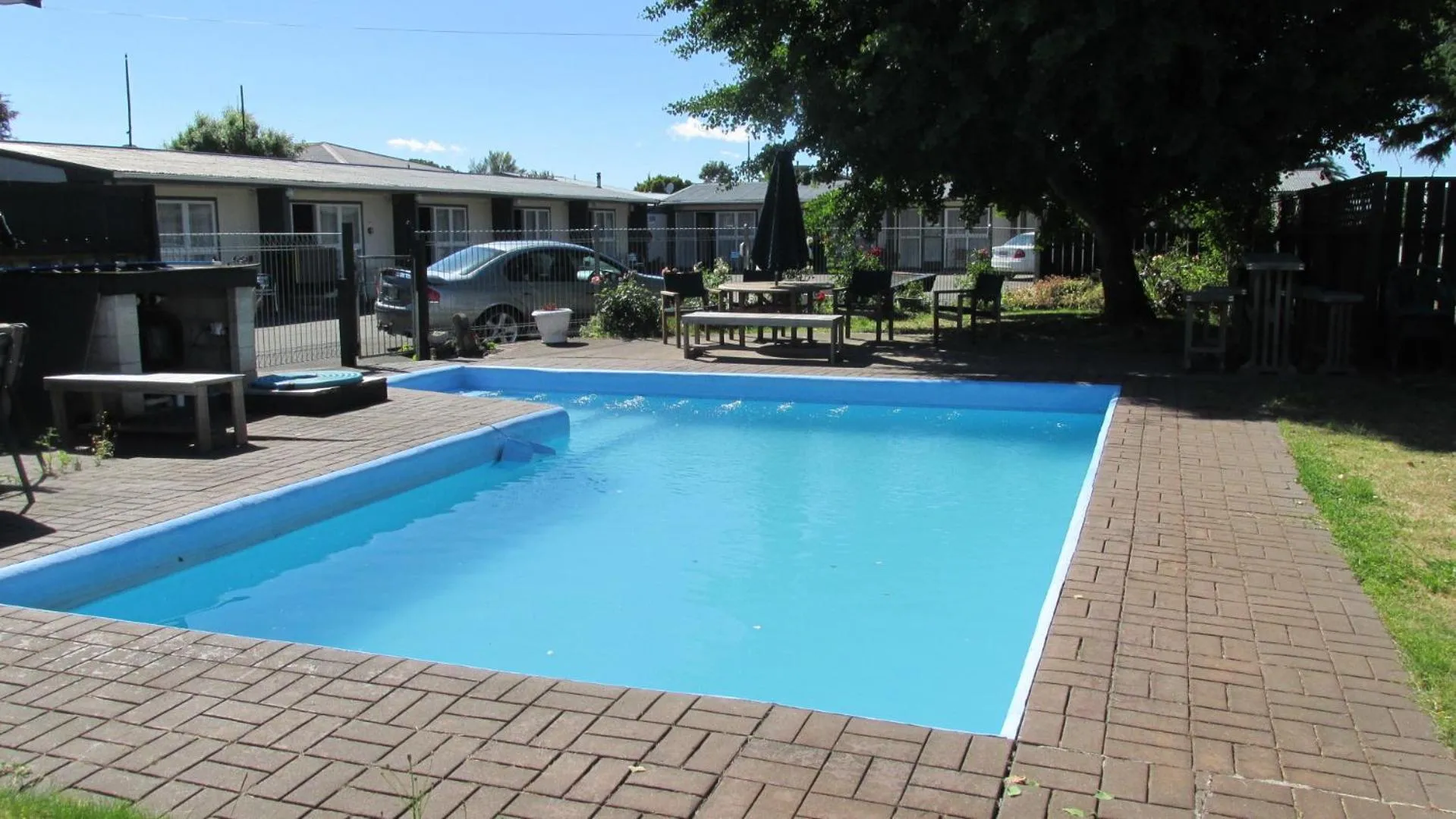 Swimming pool in Camberley Court Motel