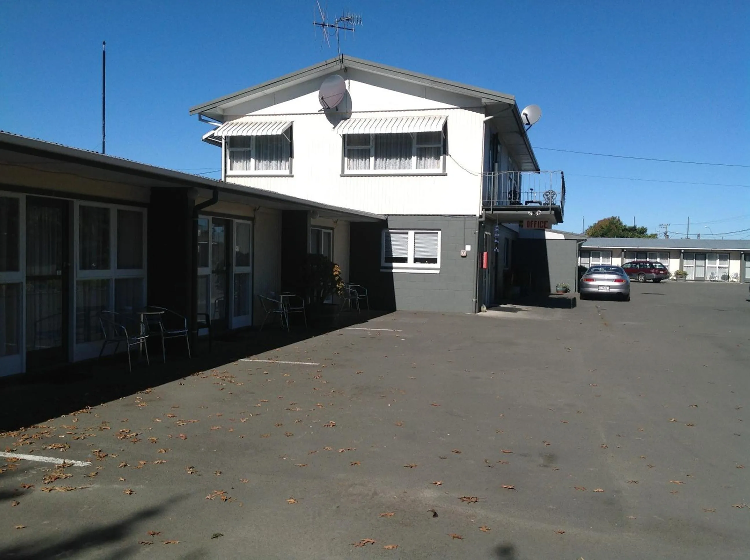 Facade/entrance in Camberley Court Motel