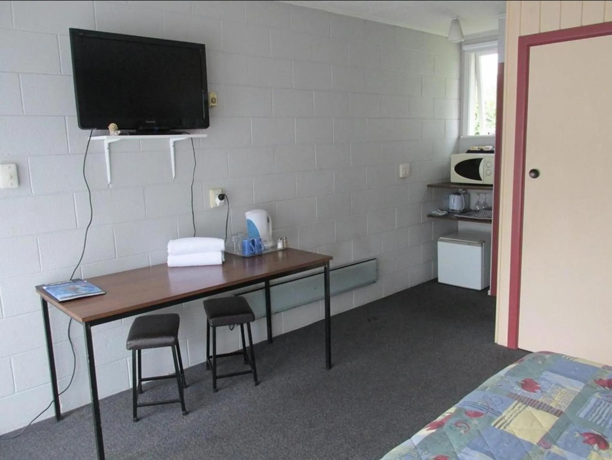 Dining area, Bed in Camberley Court Motel
