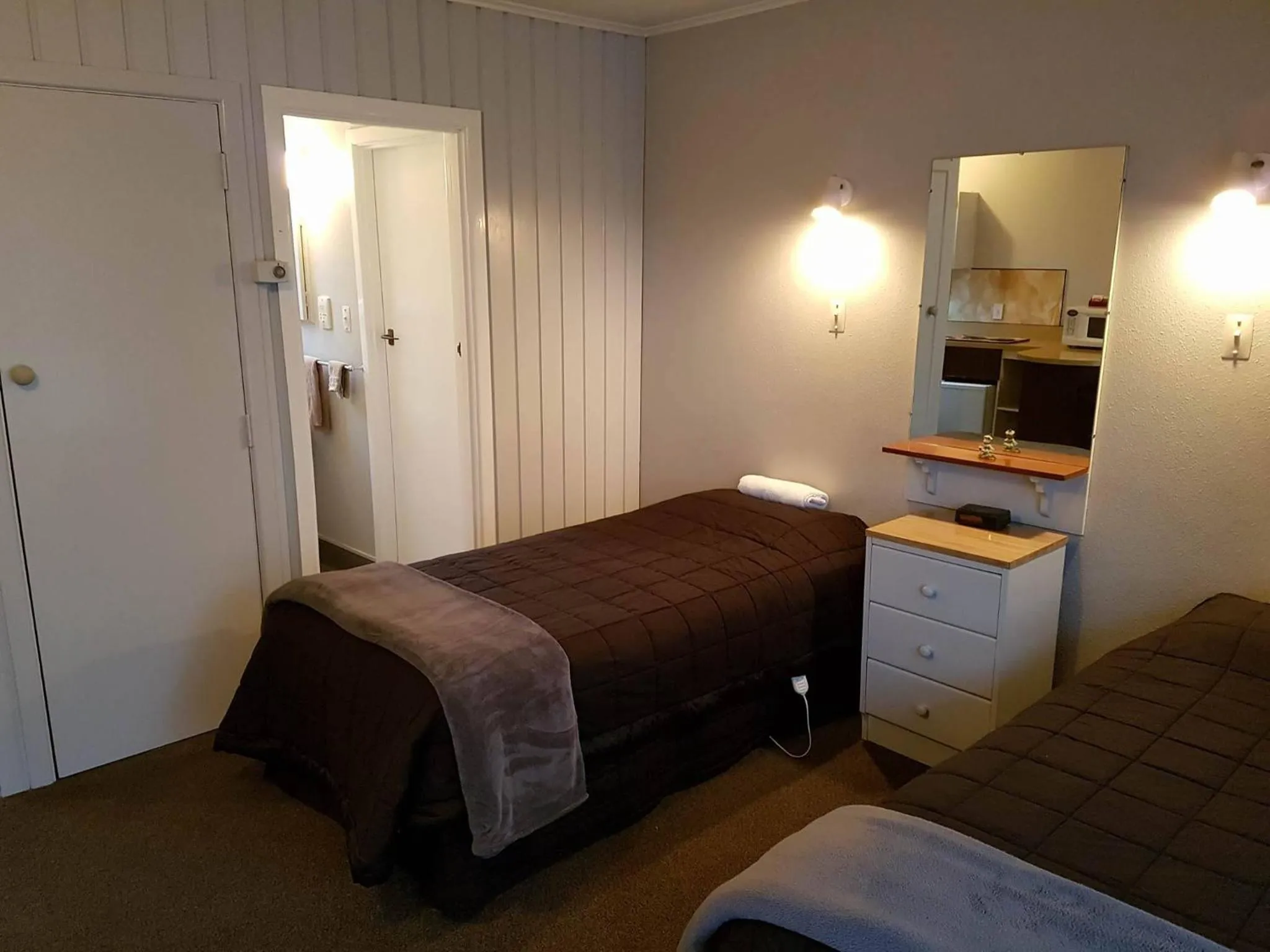 Photo of the whole room, Bed in Camberley Court Motel
