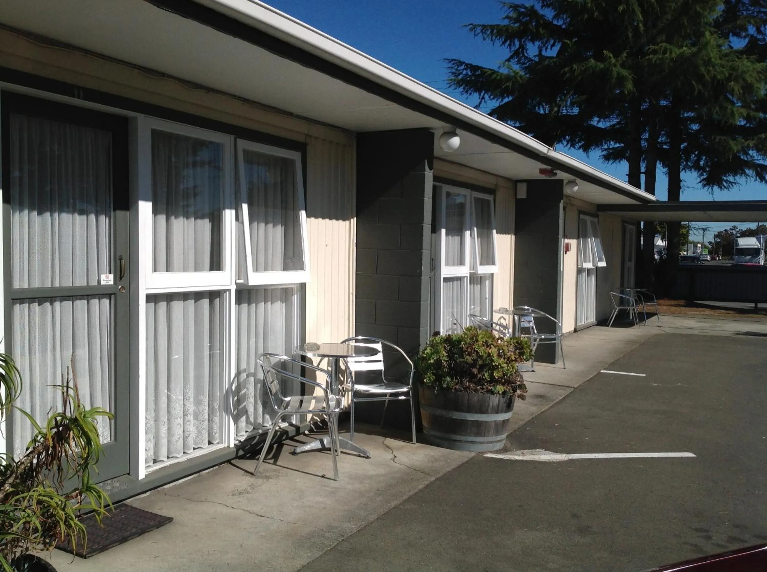 Facade/entrance in Camberley Court Motel