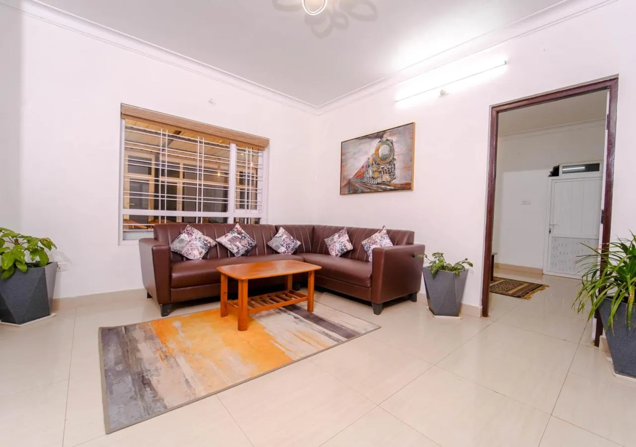 Communal lounge/ TV room in Silent Retreat Ooty Pool Resort by VOYE HOMES