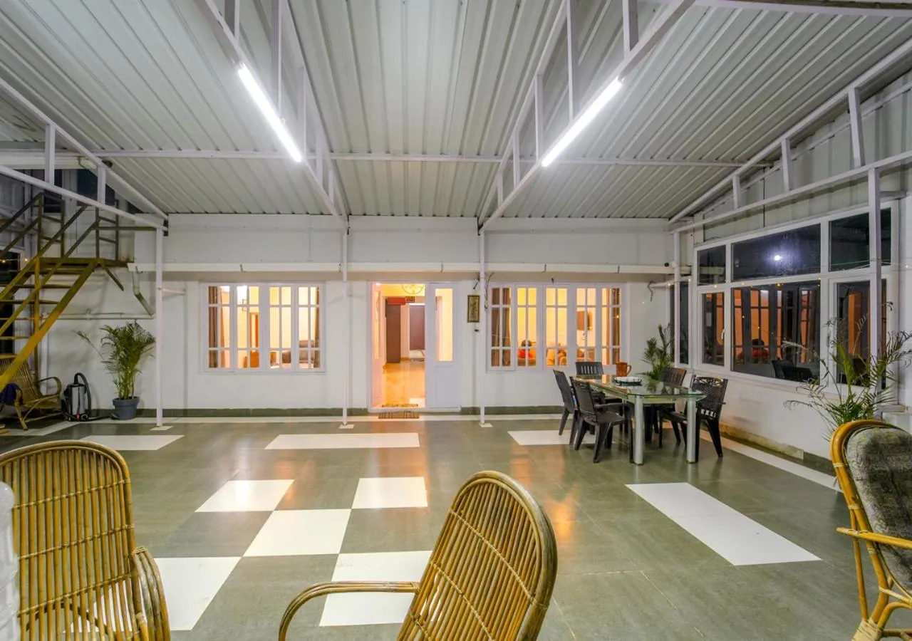 Seating area in Silent Retreat Ooty Pool Resort by VOYE HOMES