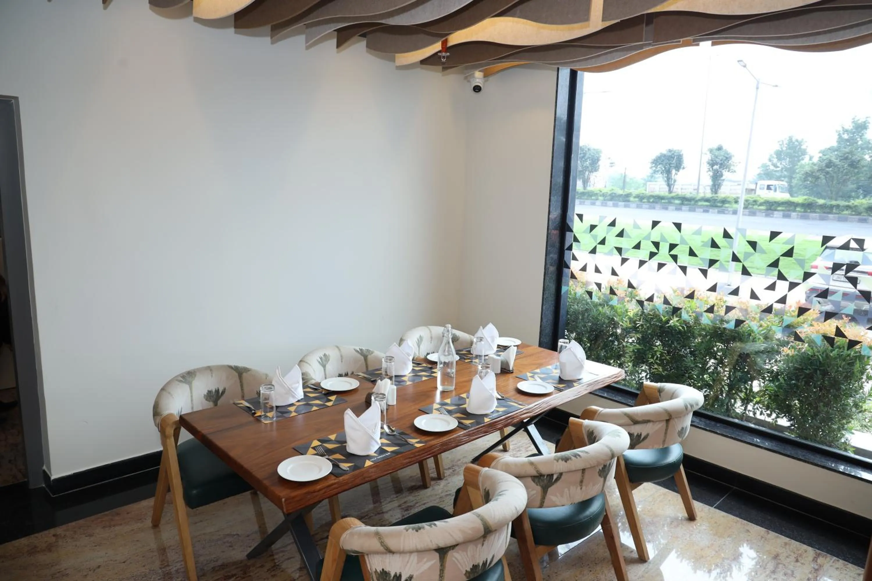 Restaurant/places to eat in The Citi Residenci Hotel, Banskopa