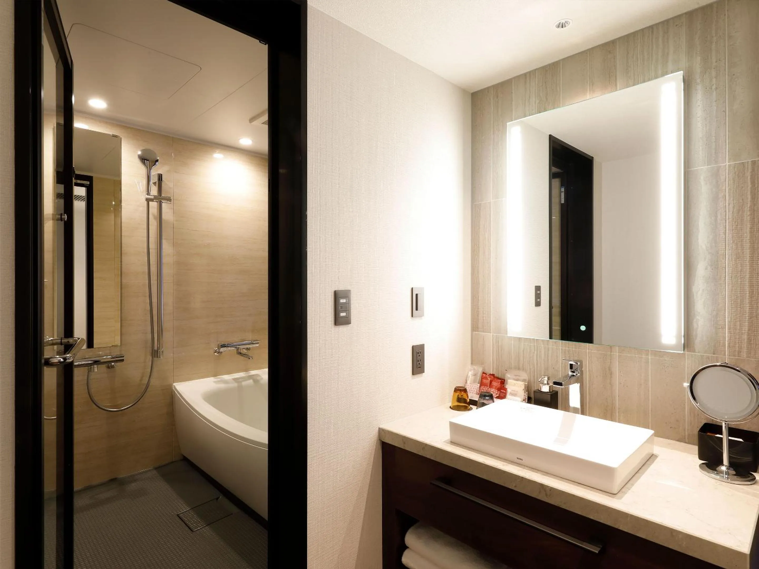 Bathroom, Bed in Executive Suite SUIREI