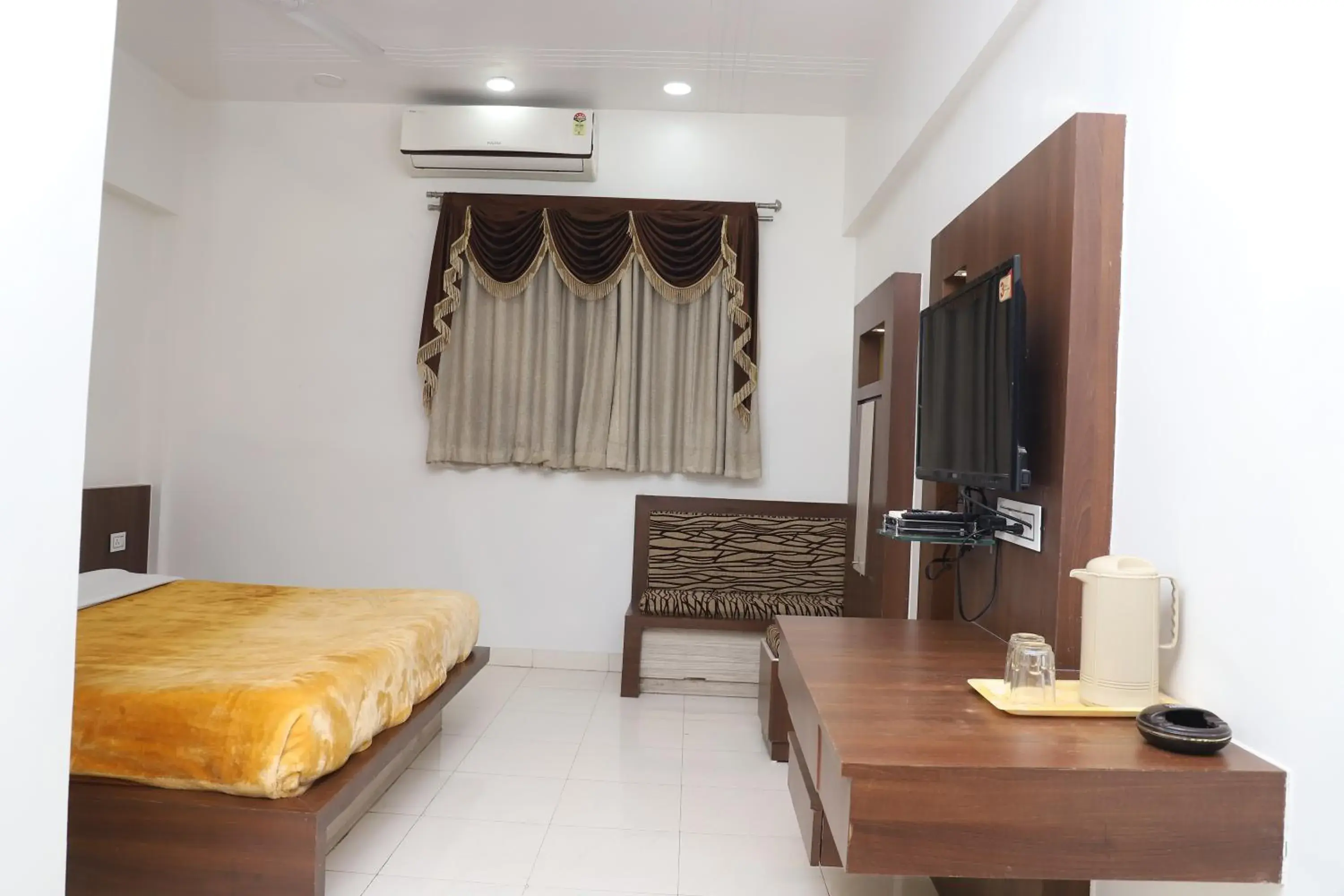 TV and multimedia, Bed in The Byke Embassy - Surat TV and multimedia, Bed in The Byke Embassy - Surat