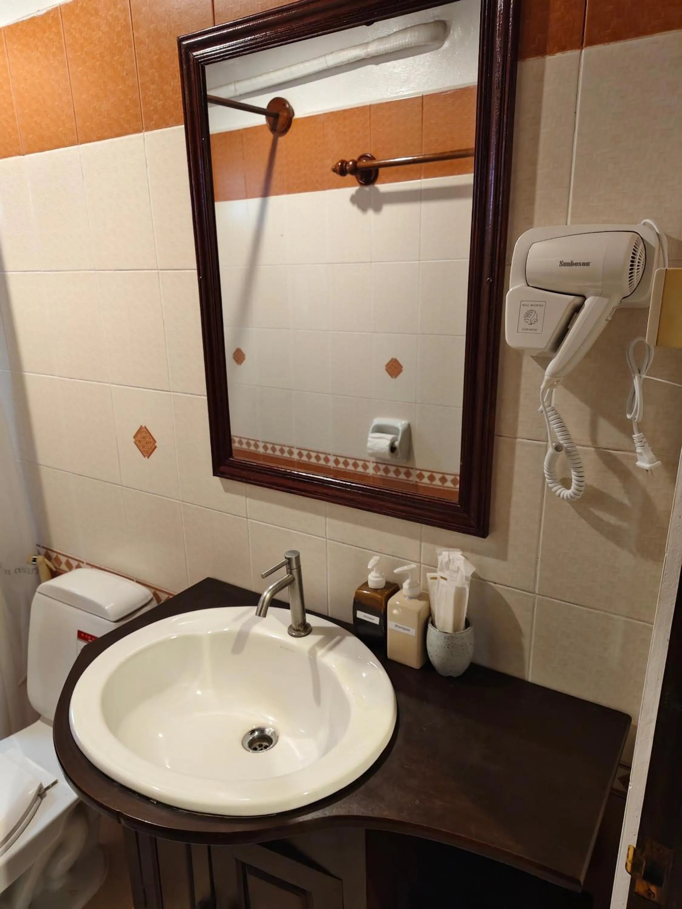 Shower in Bouakham Chanthasack Guesthouse