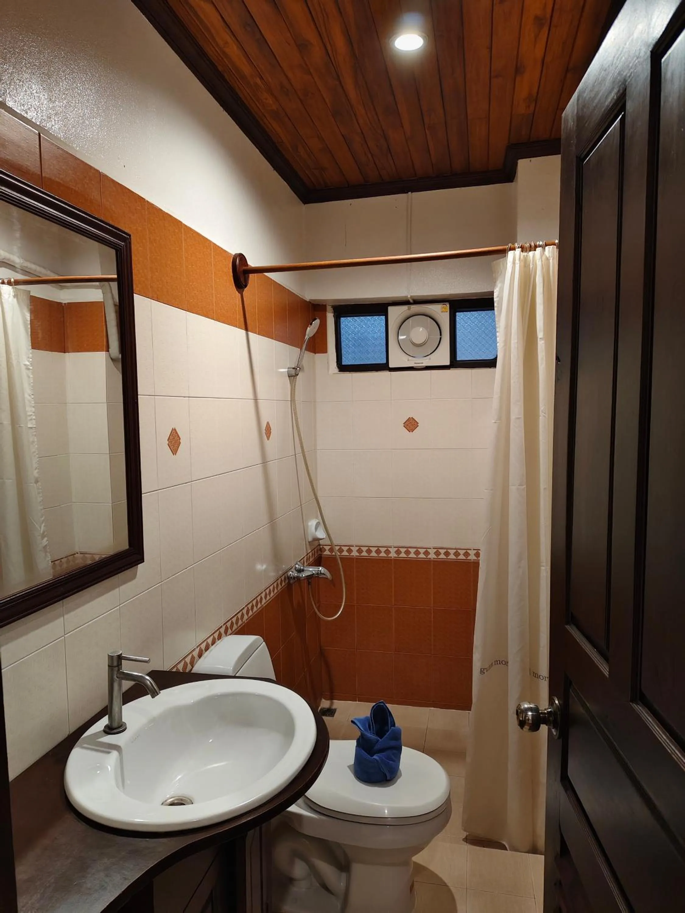 Shower in Bouakham Chanthasack Guesthouse