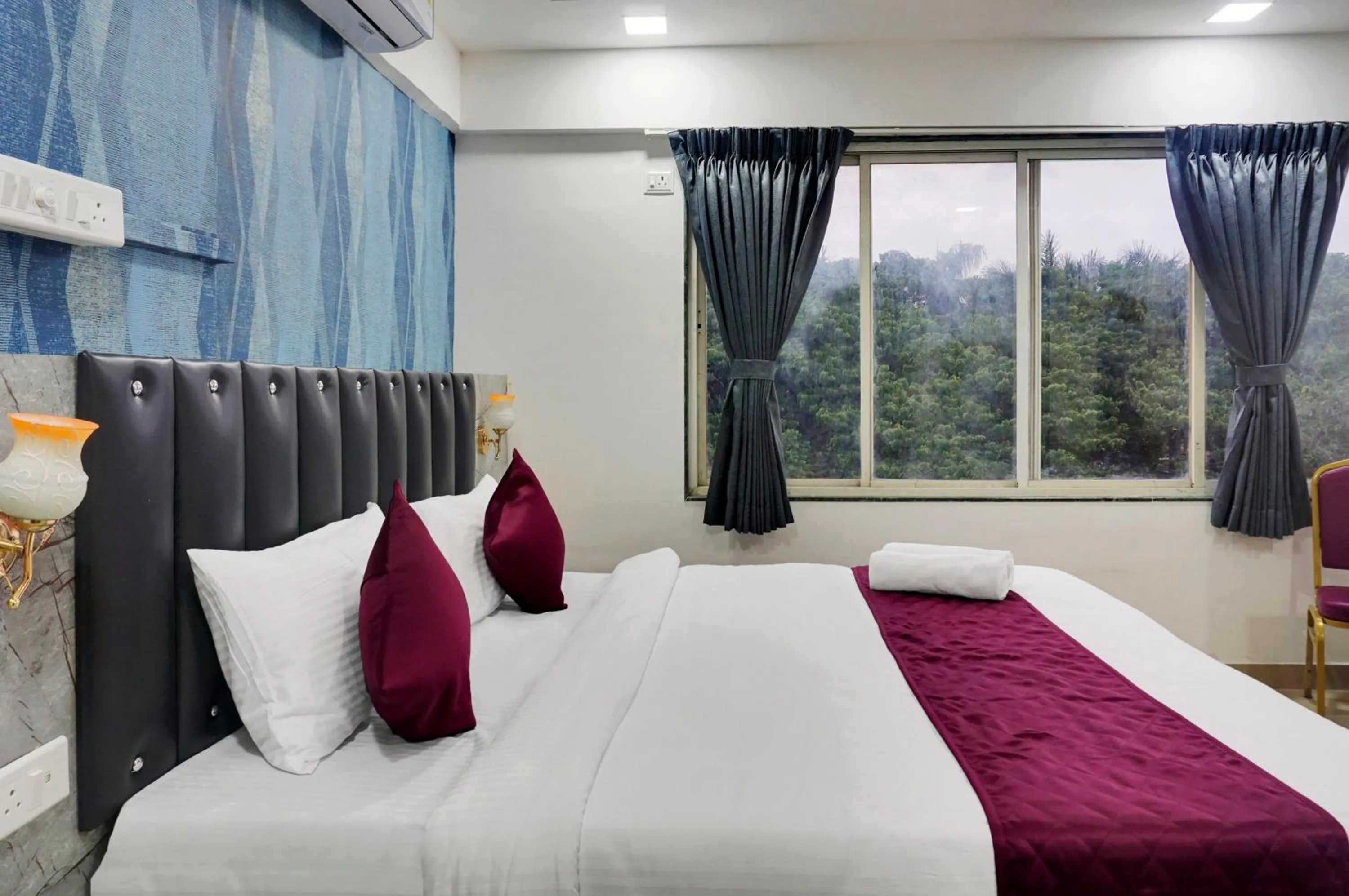 Photo of the whole room, Bed in Hotel Orchard Park