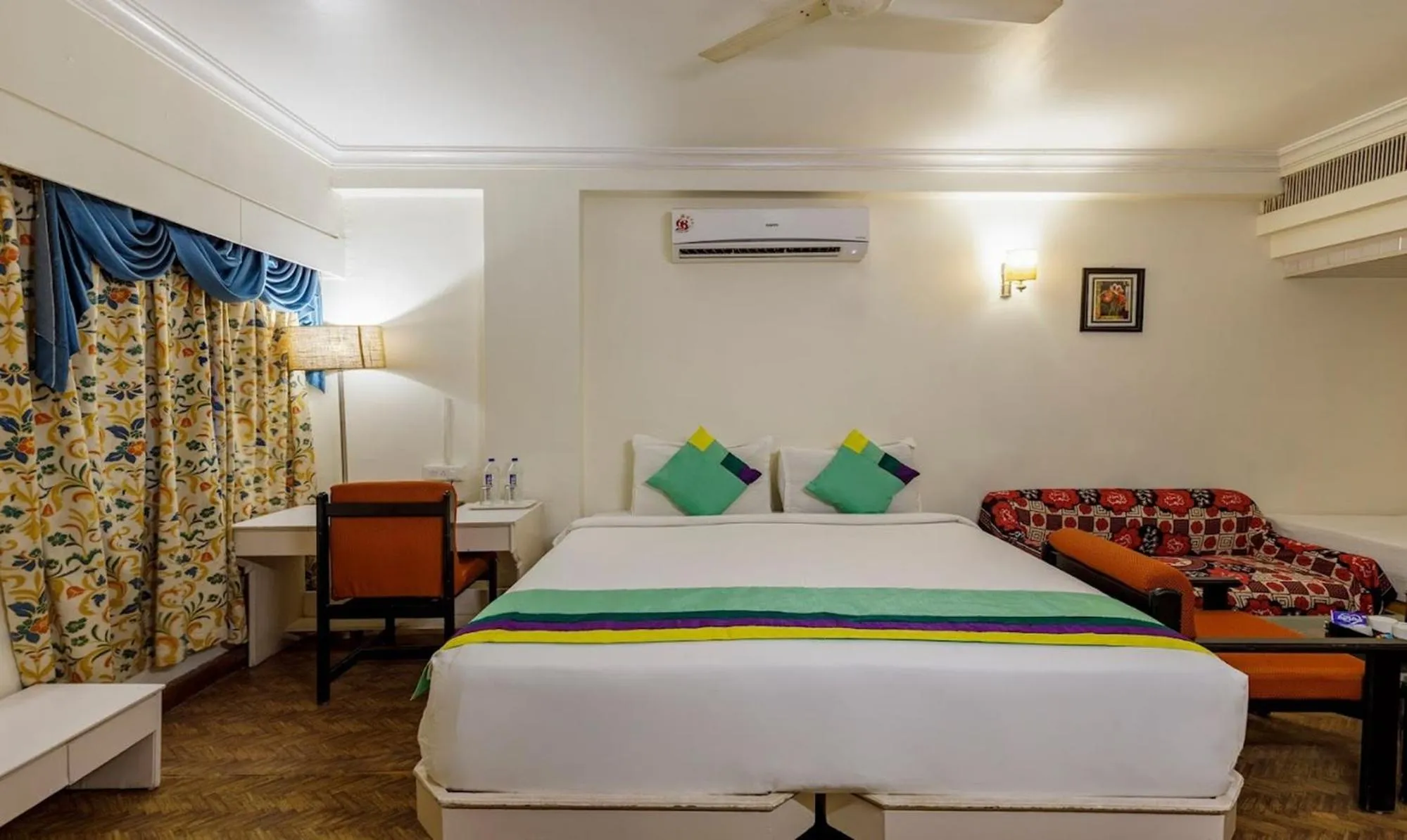 Bedroom, Bed in Hotel Crown