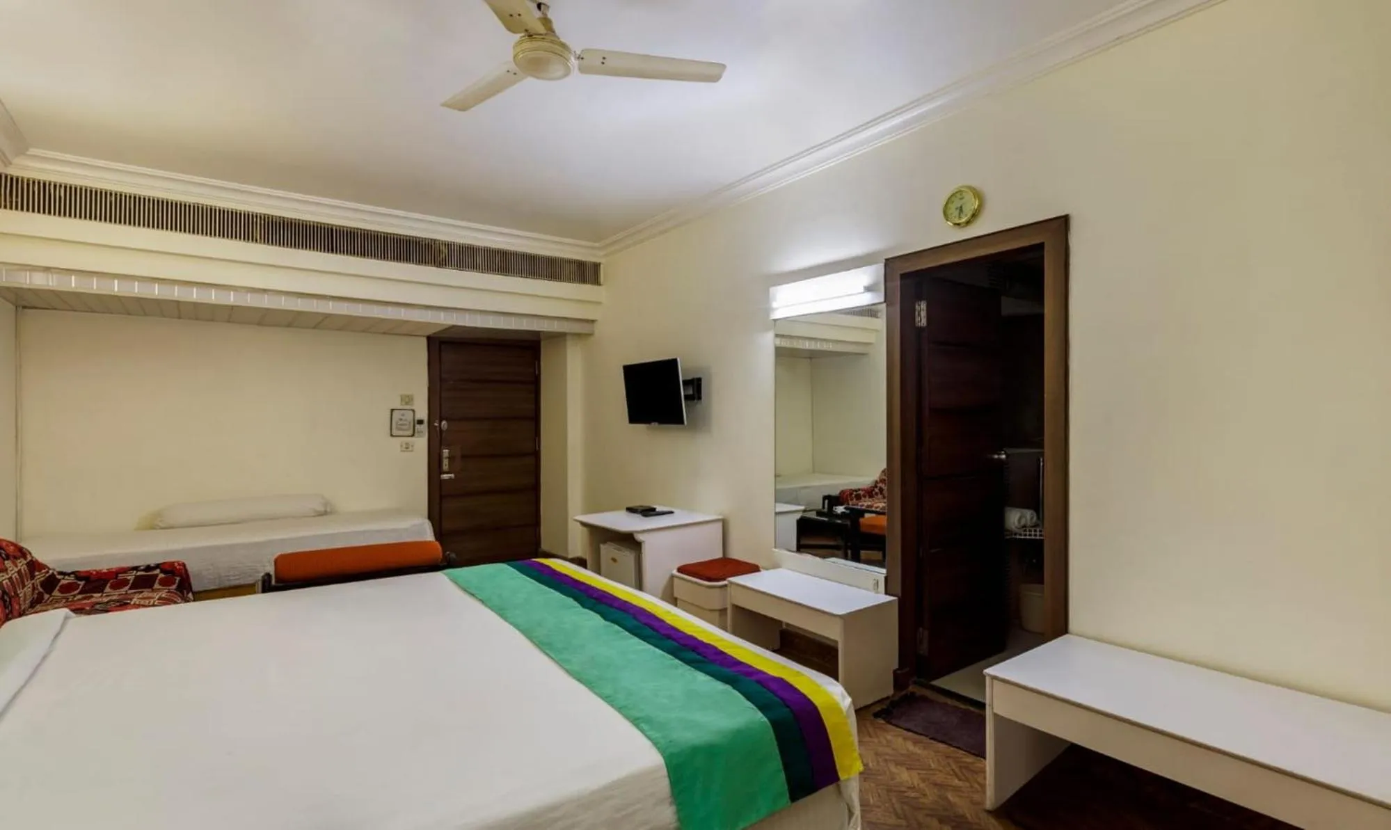 Bedroom, Bed in Hotel Crown