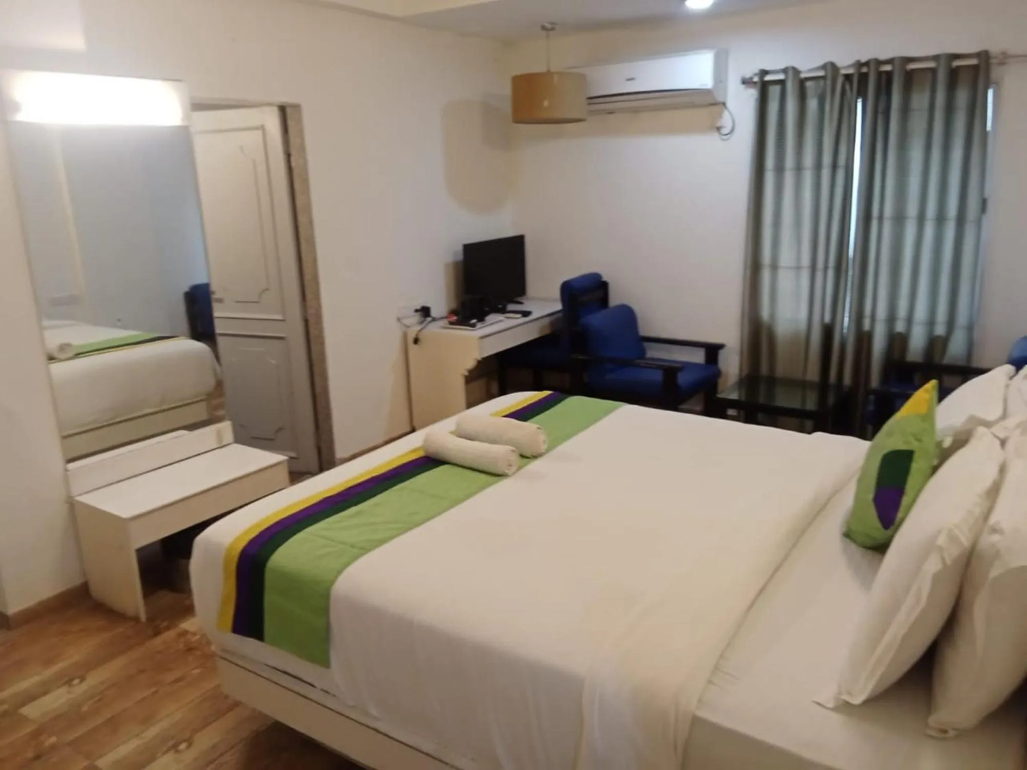 Property building, Bed in Hotel Crown