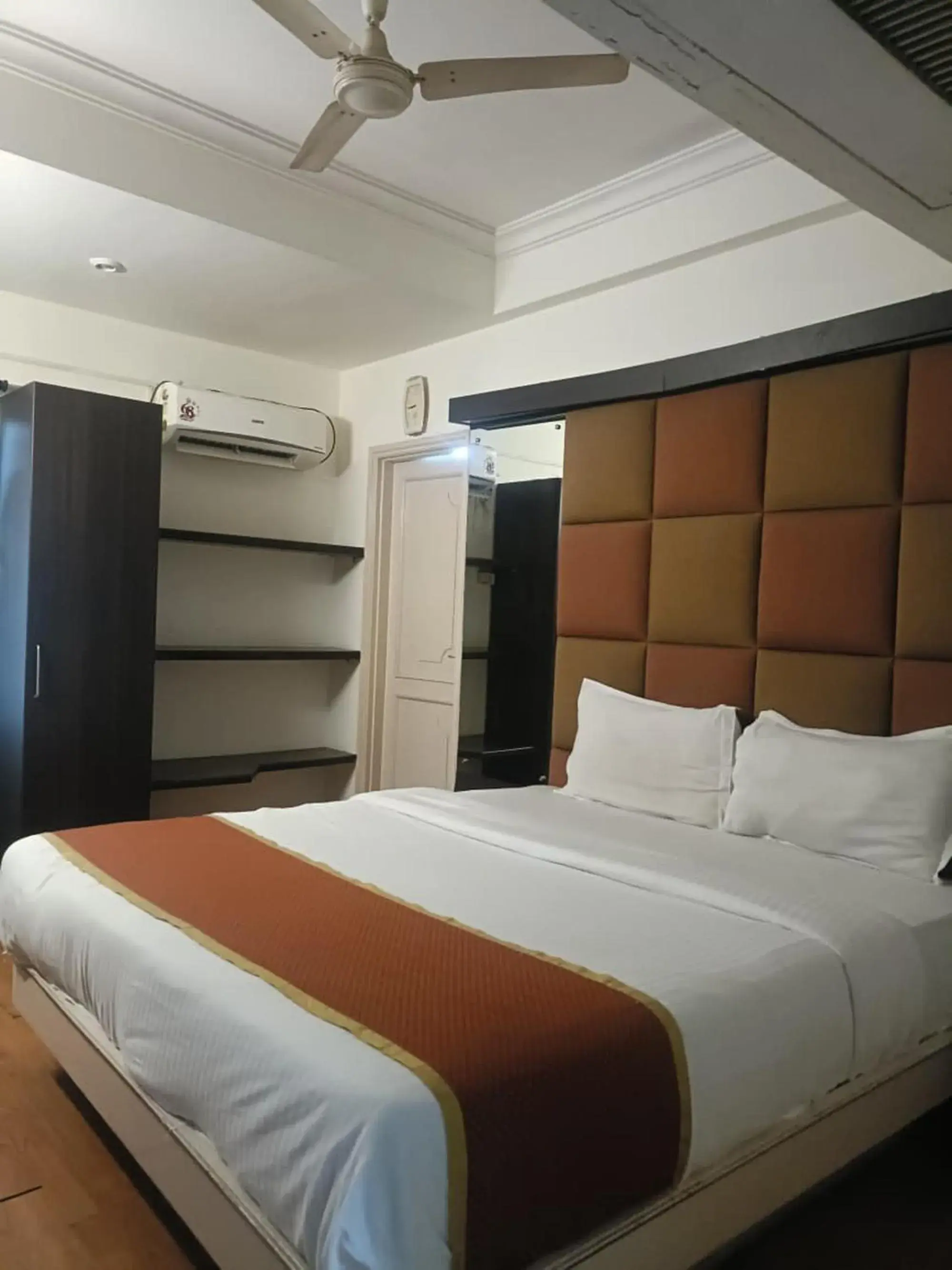 Bedroom, Bed in Hotel Crown Bedroom, Bed in Hotel Crown