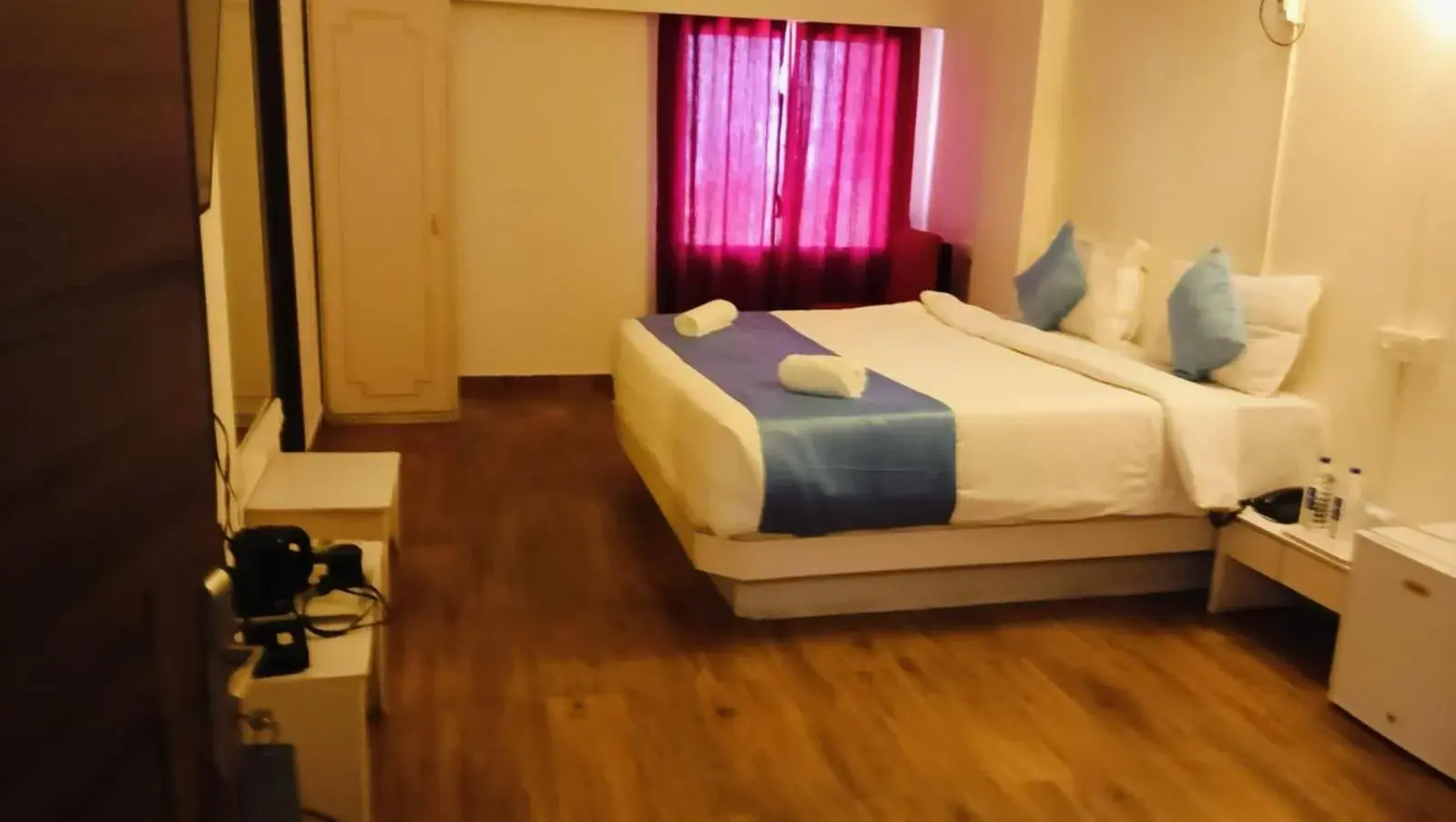 View (from property/room), Bed in Hotel Crown View (from property/room), Bed in Hotel Crown