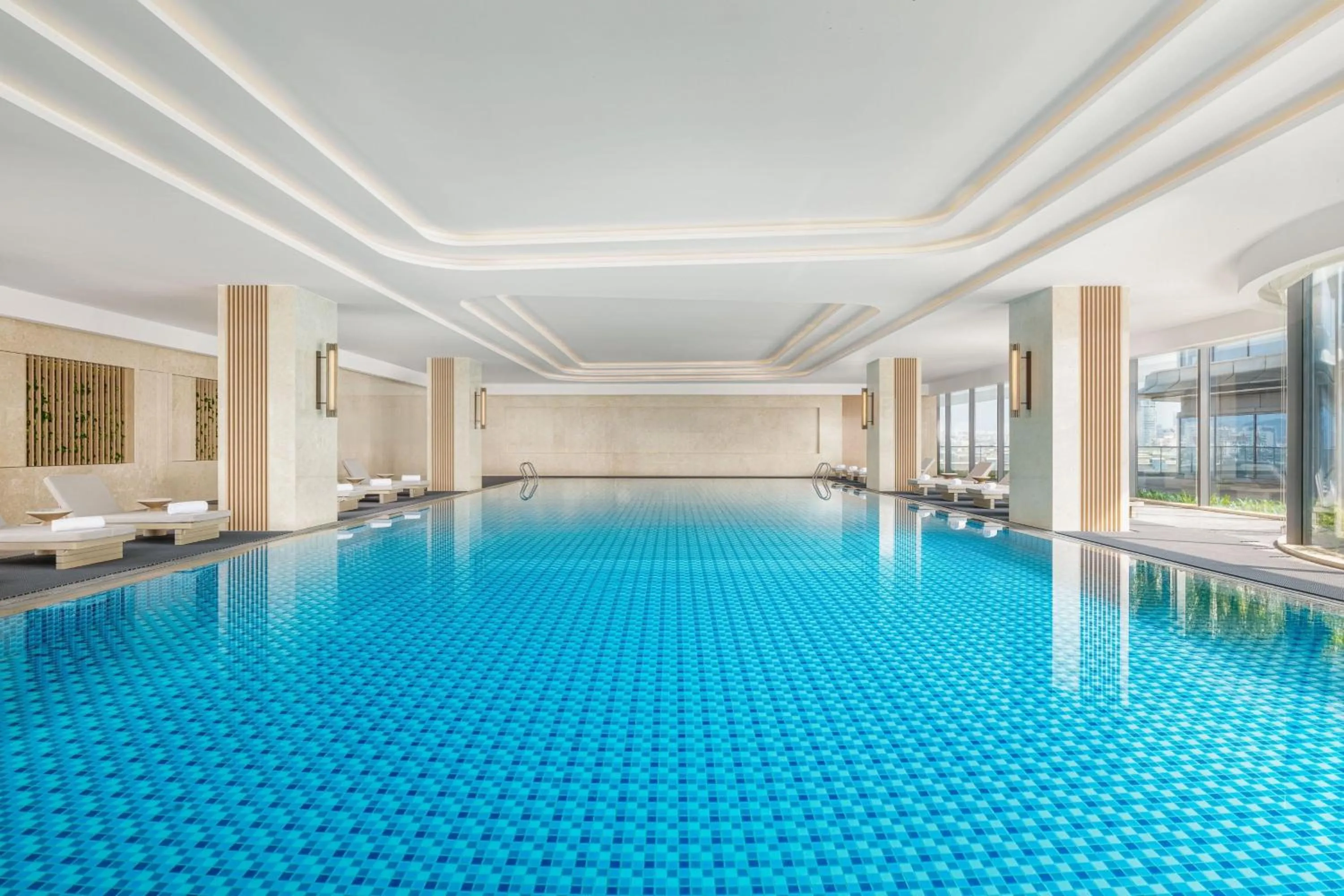 Swimming pool in Lishui Marriott Hotel