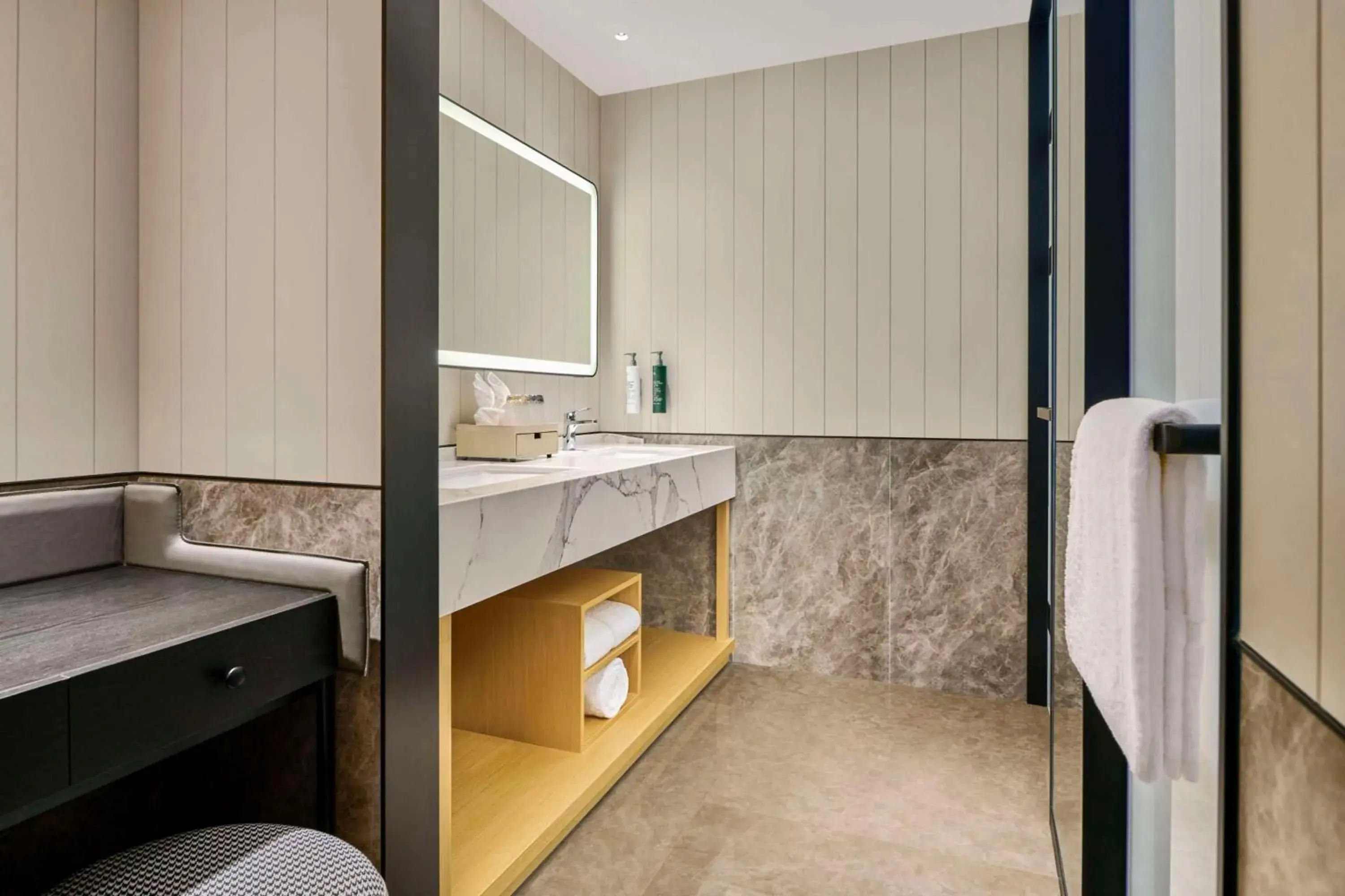 Bathroom in Hilton Garden Inn Foshan Lishui-Free Shuttle Bus for Canton Fair Bathroom in Hilton Garden Inn Foshan Lishui-Free Shuttle Bus for Canton Fair