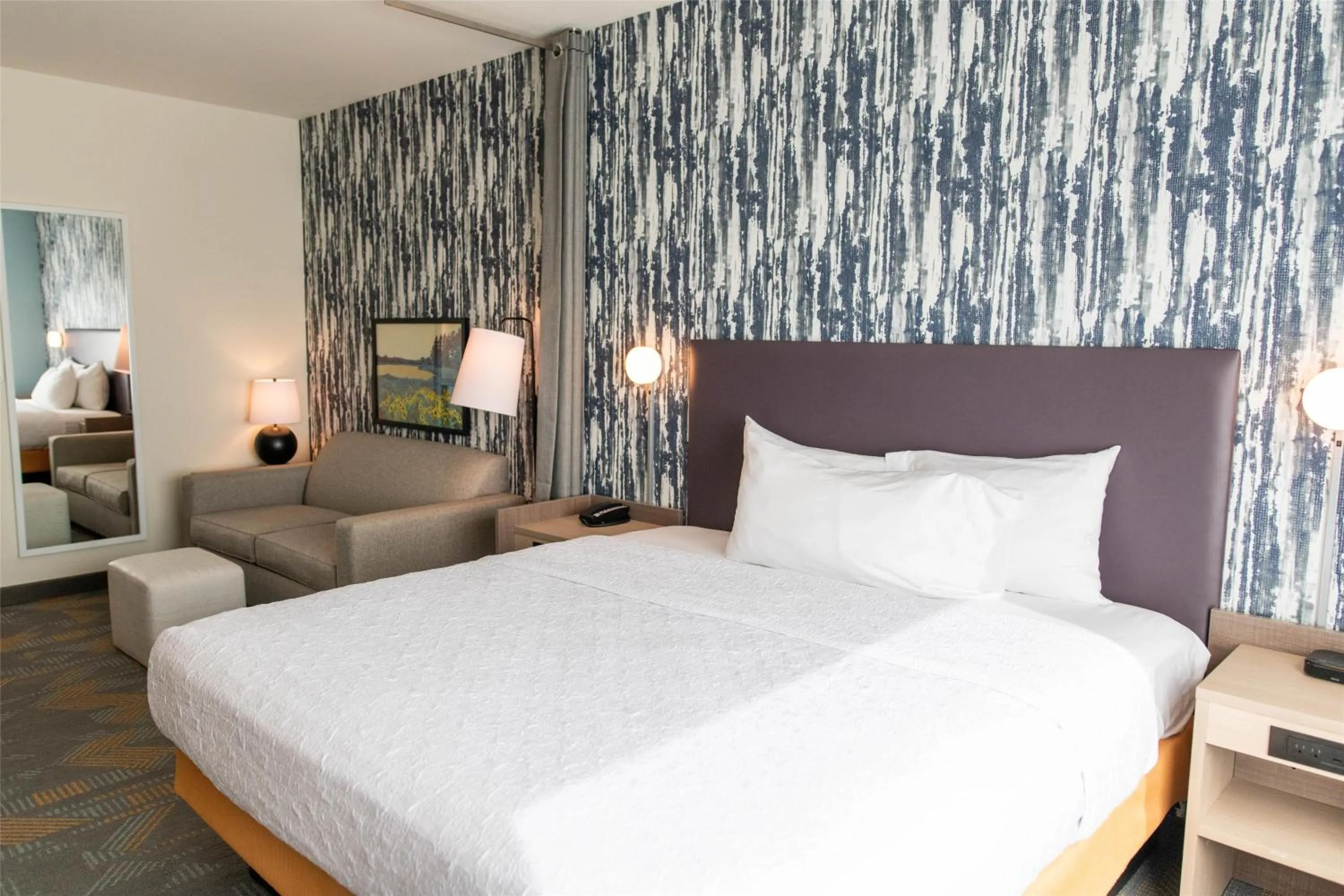 Living room, Bed in Home2 Suites By Hilton Effingham