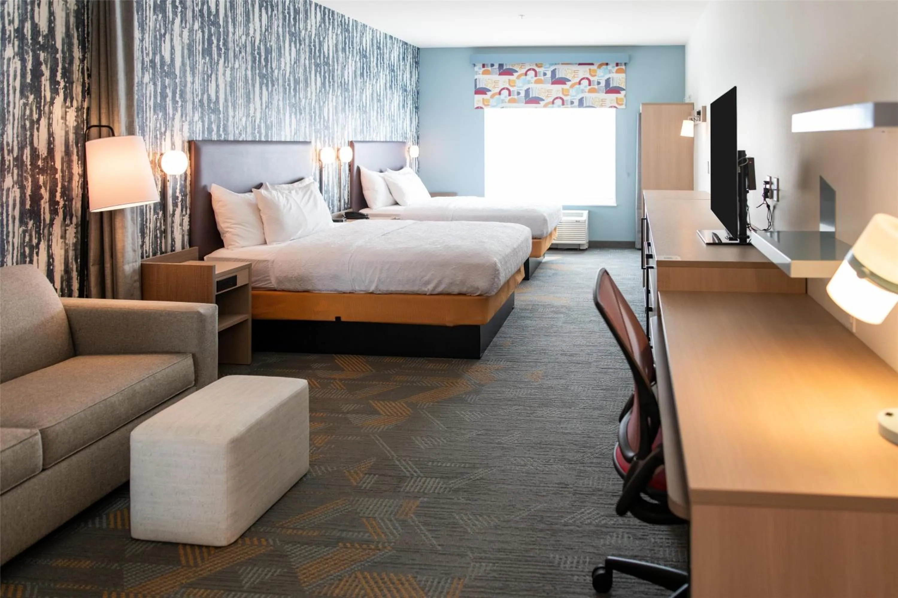 Living room, Bed in Home2 Suites By Hilton Effingham