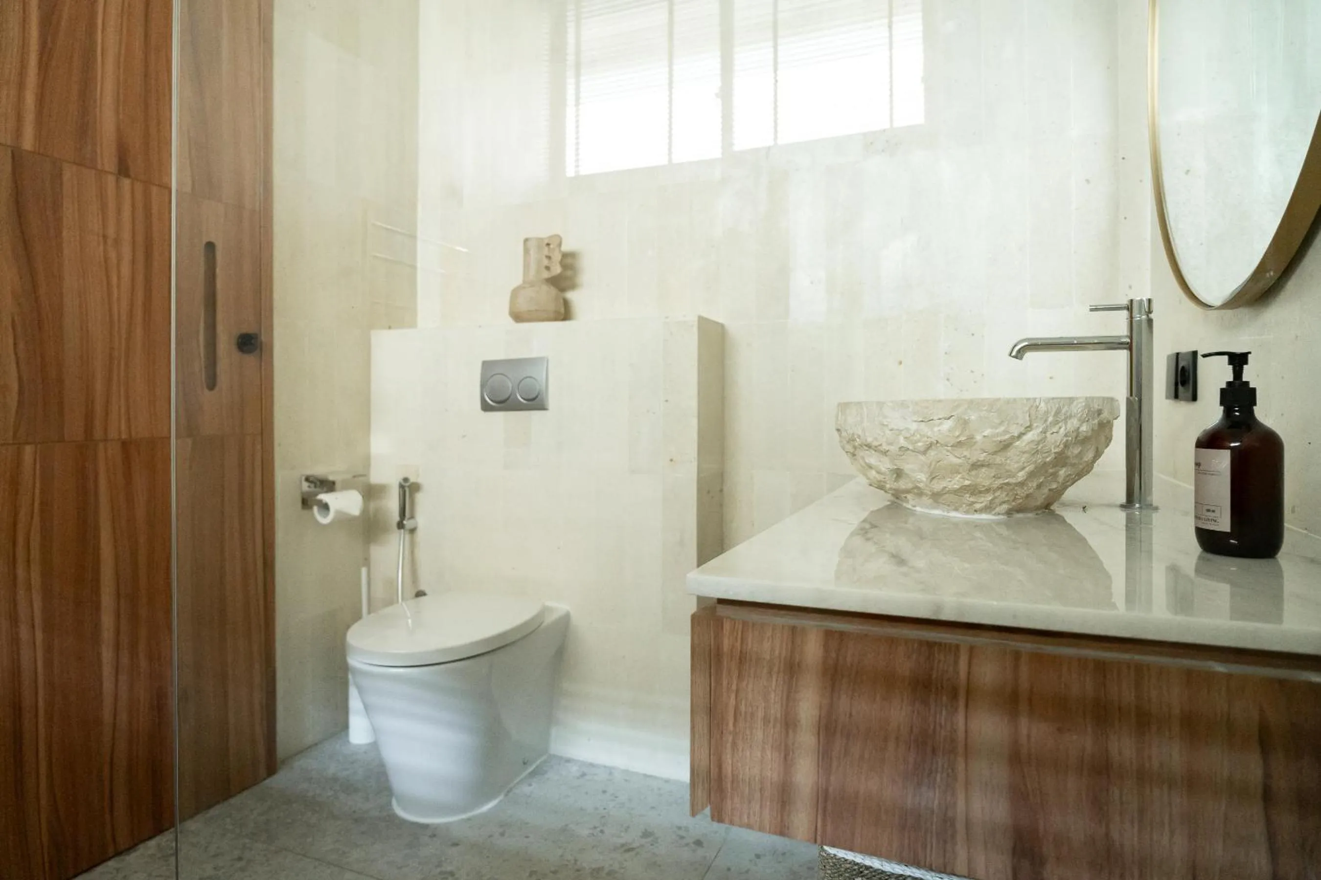 Toilet in KammOra Living and Villas