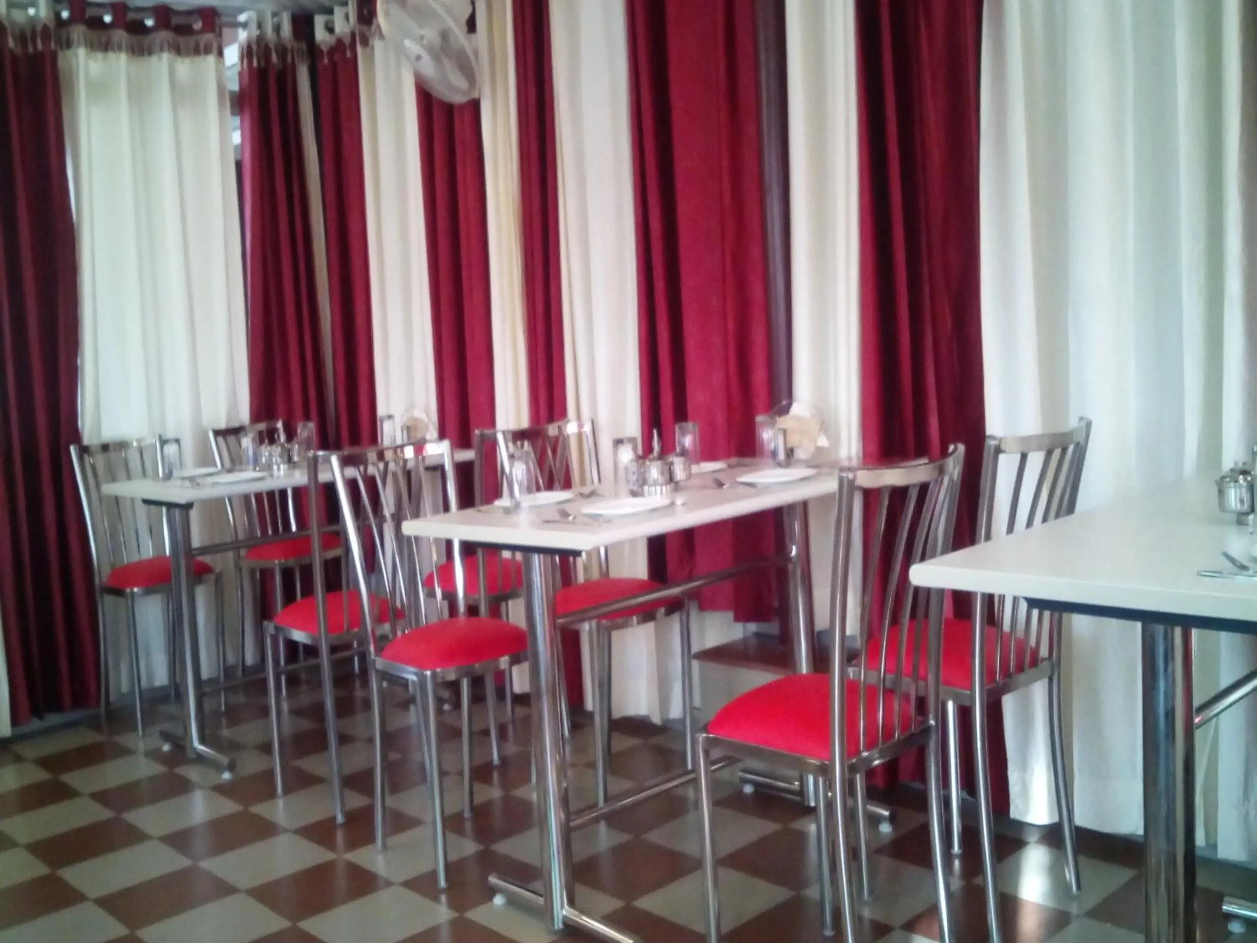 Restaurant/places to eat in Hotel Krishna Ji