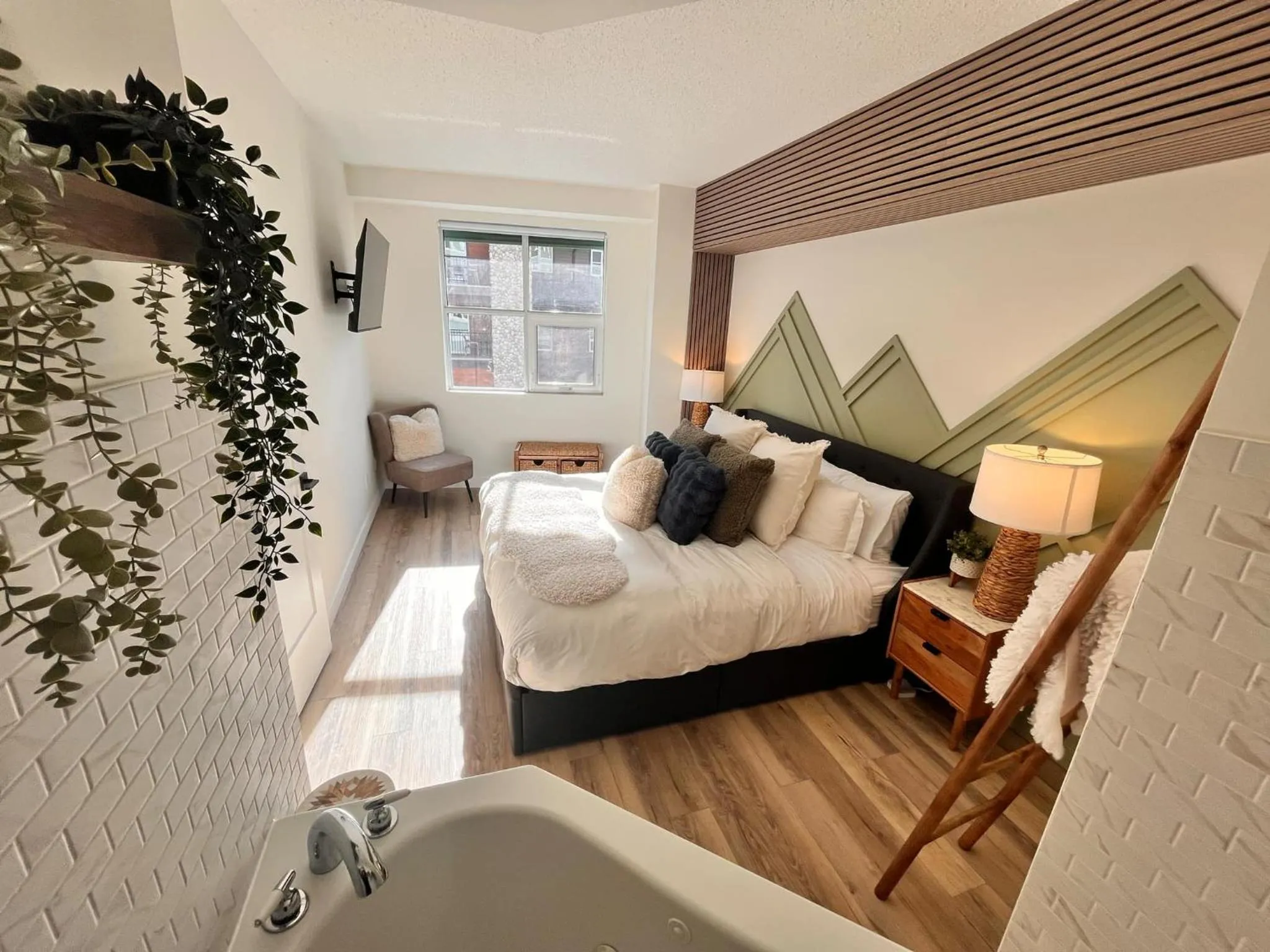 Three Peaks Getaway Jacuzzi Suite - sleeps 4