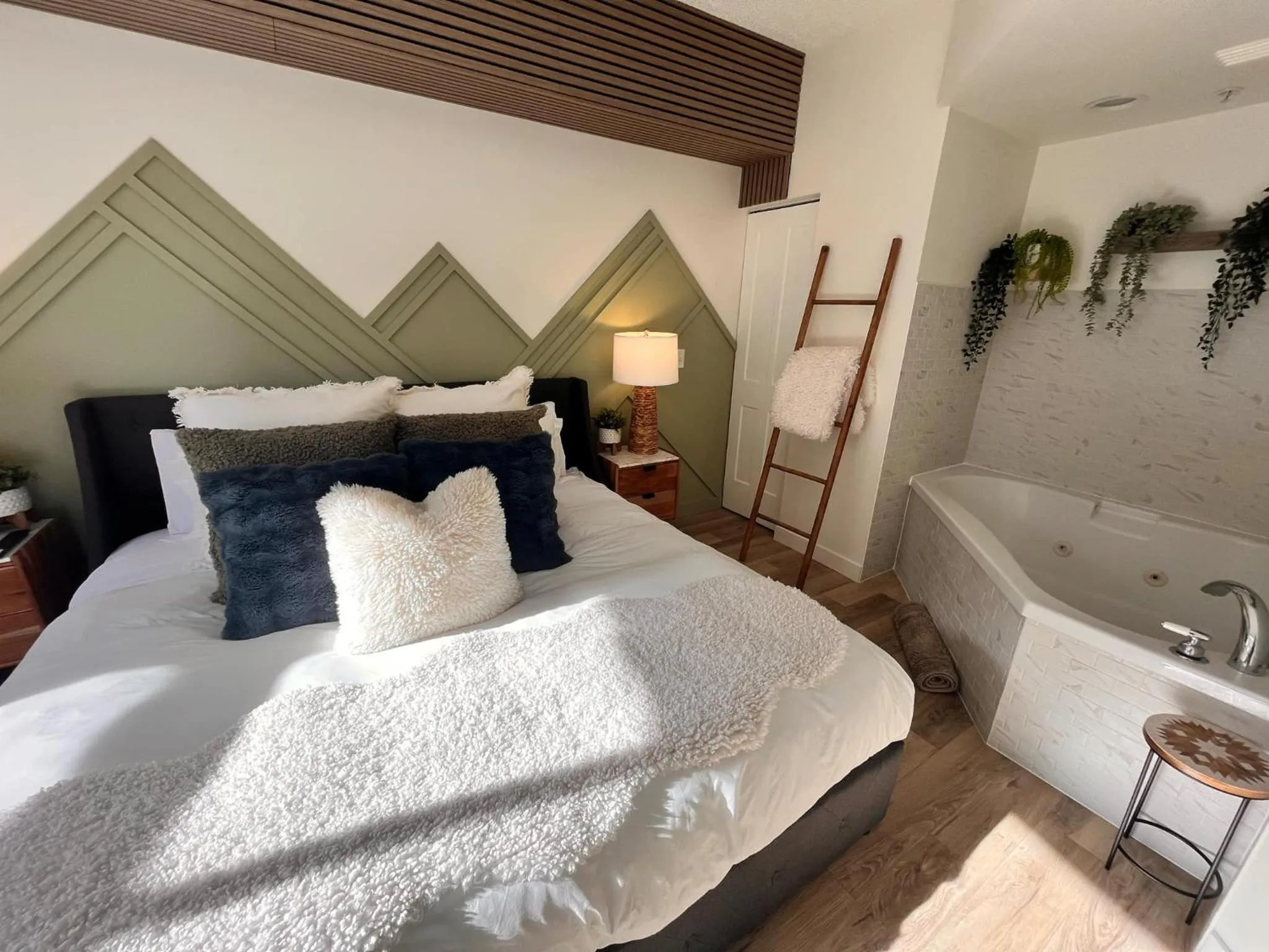 Three Peaks Getaway Jacuzzi Suite - sleeps 4