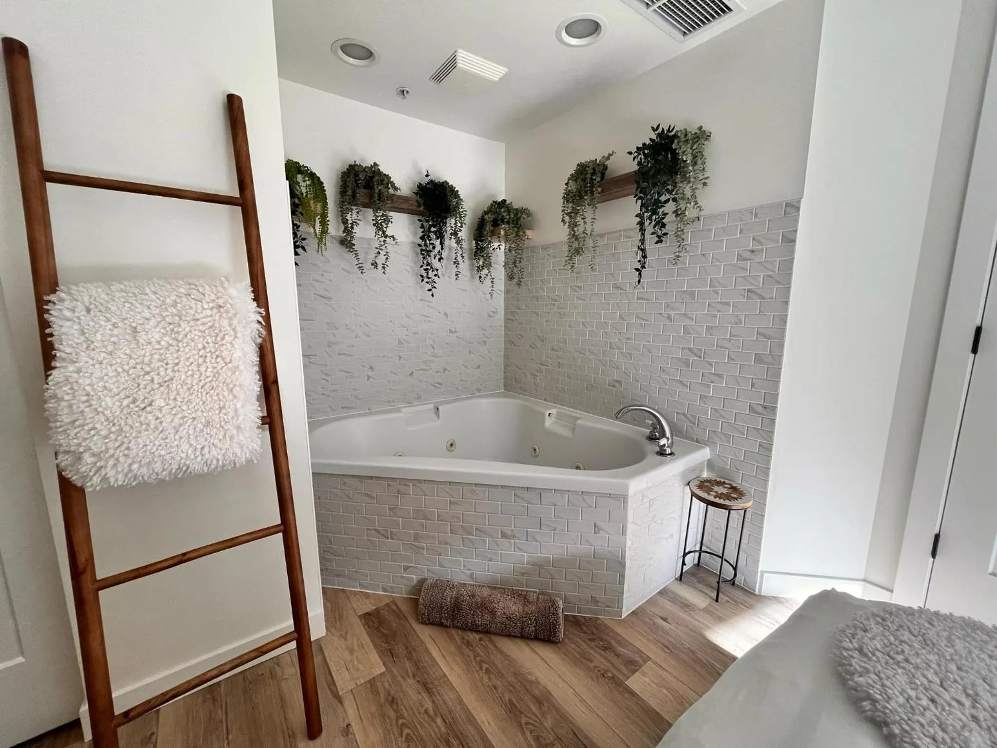 Three Peaks Getaway Jacuzzi Suite - sleeps 4
