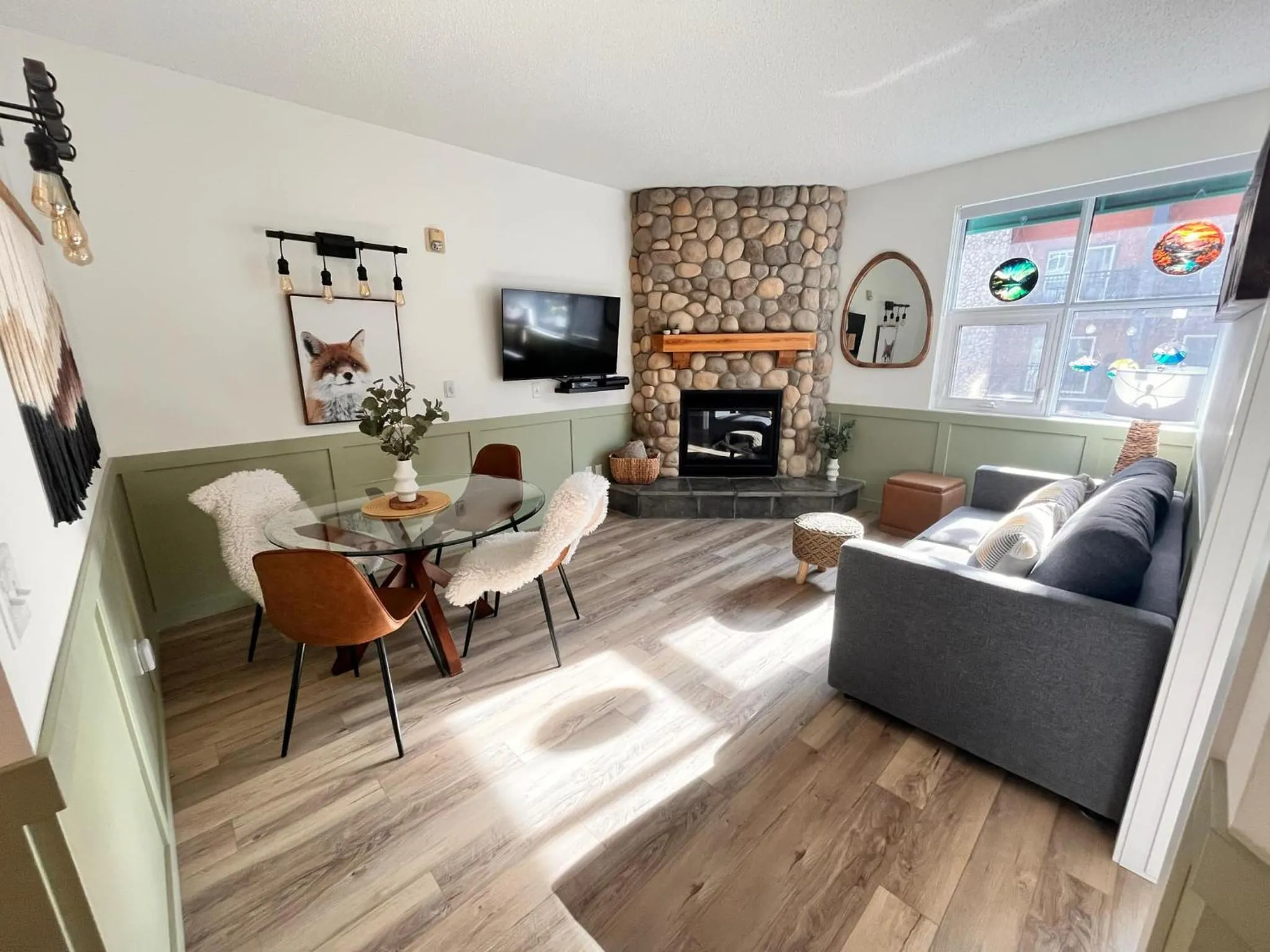 Three Peaks Getaway Jacuzzi Suite - sleeps 4