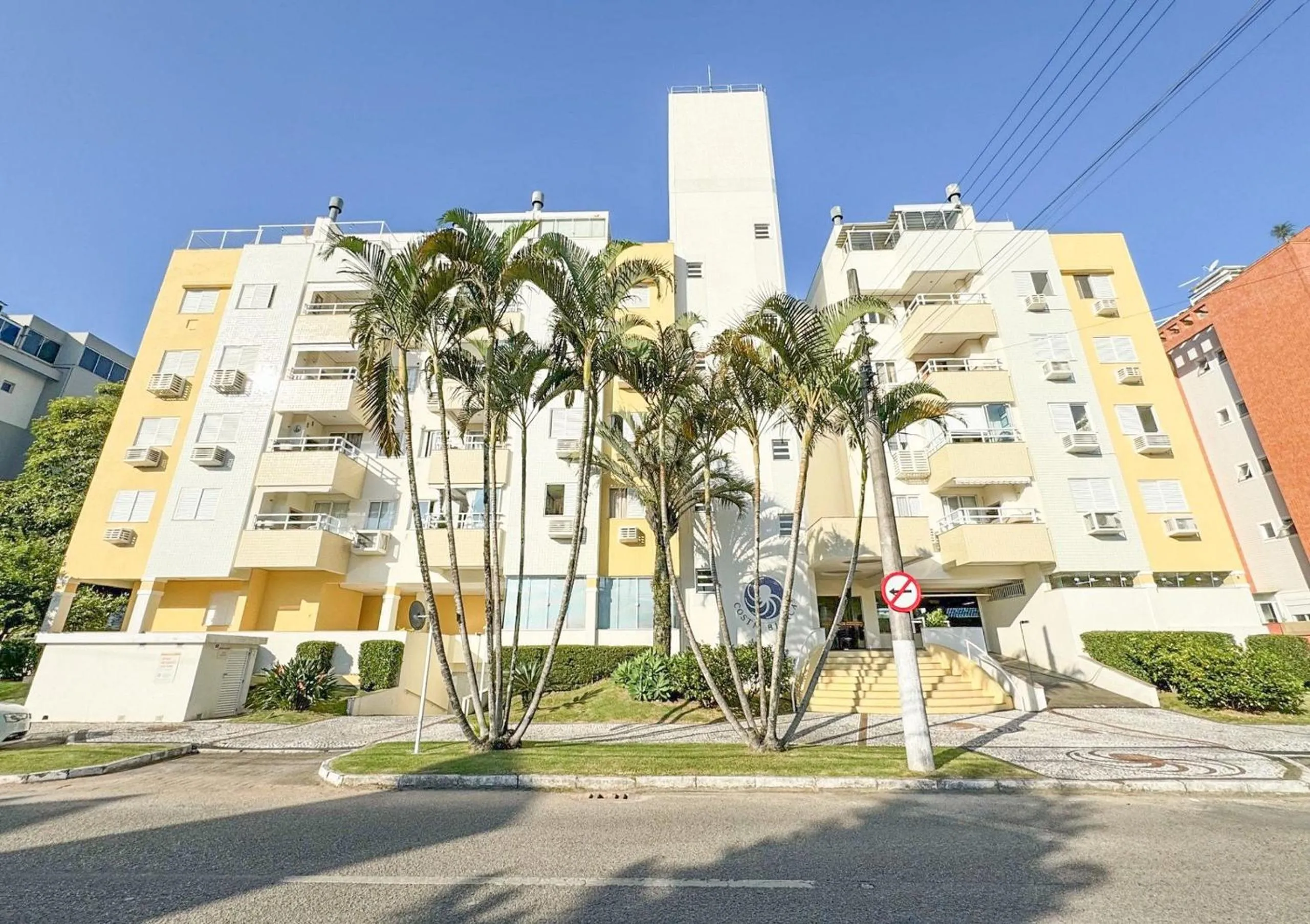 Property building in Charme Conforto Jurere Internacional Florianópolis