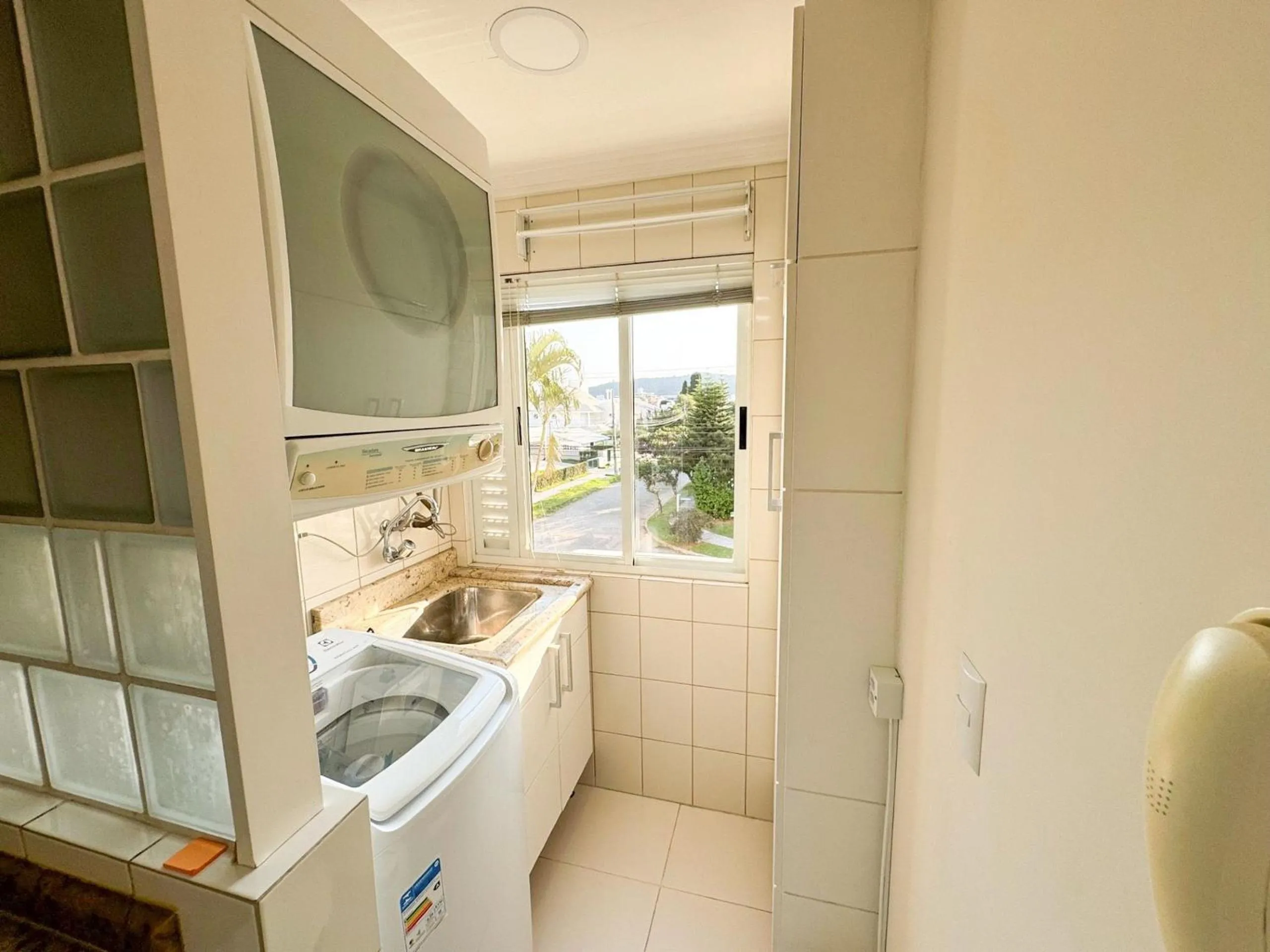 washing machine in Charme Conforto Jurere Internacional Florianópolis