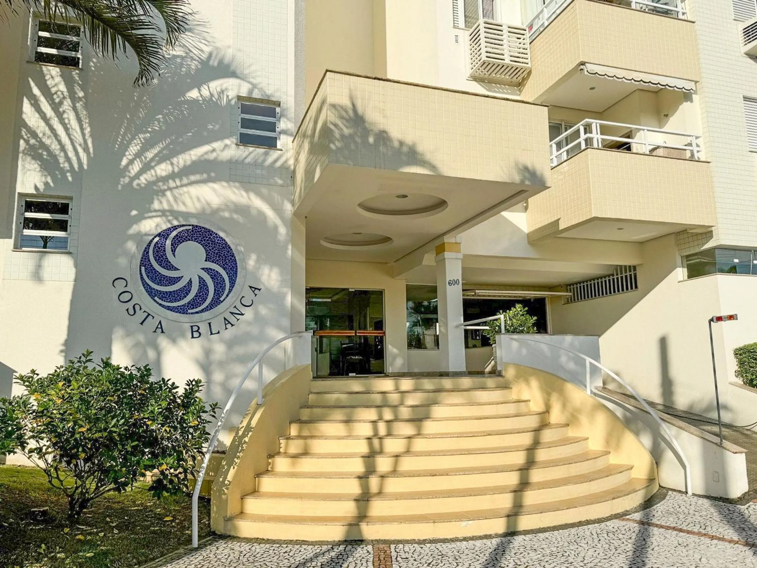 Property building in Charme Conforto Jurere Internacional Florianópolis
