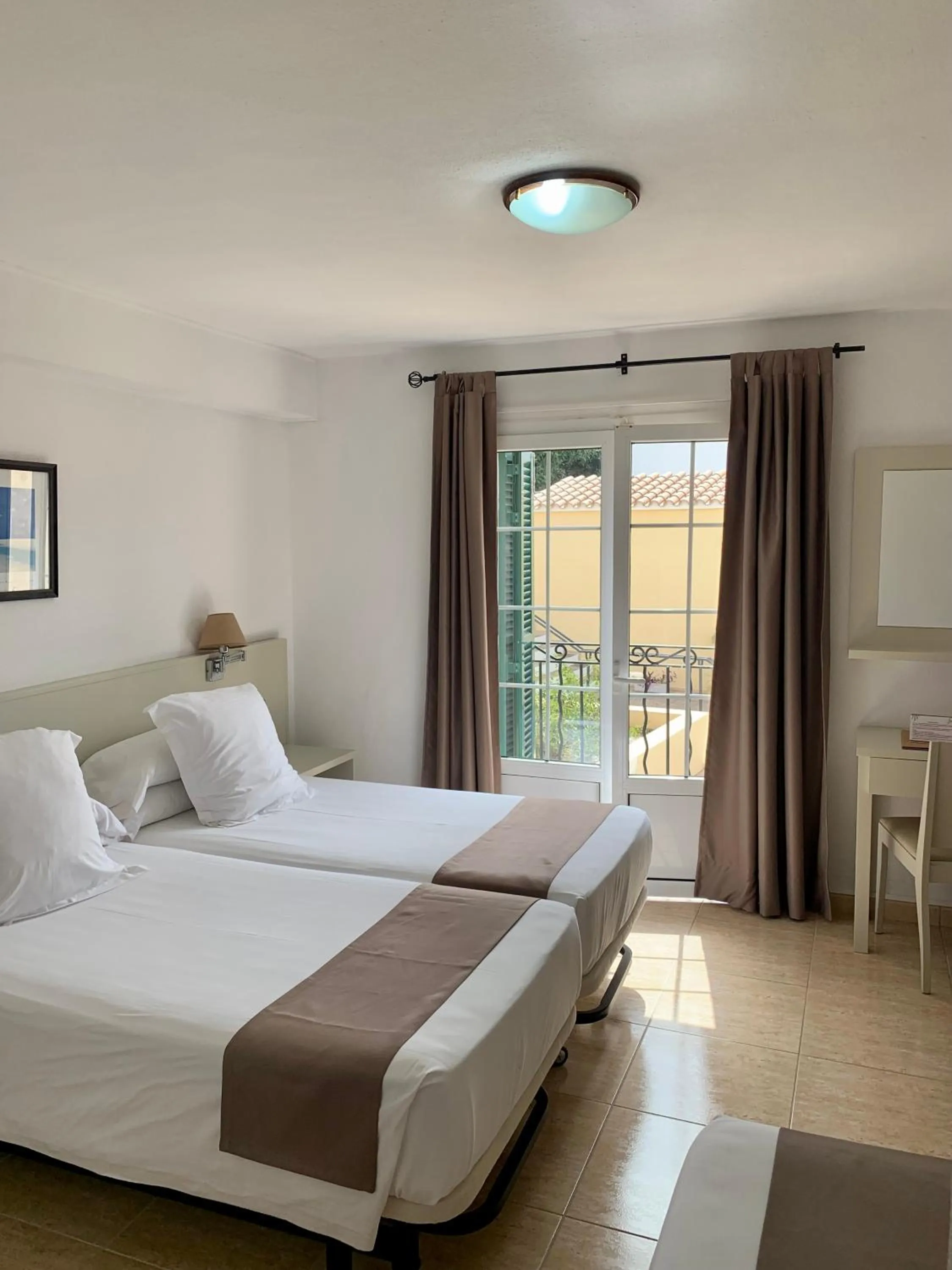 Bed in Hotel Jeni & Restaurant