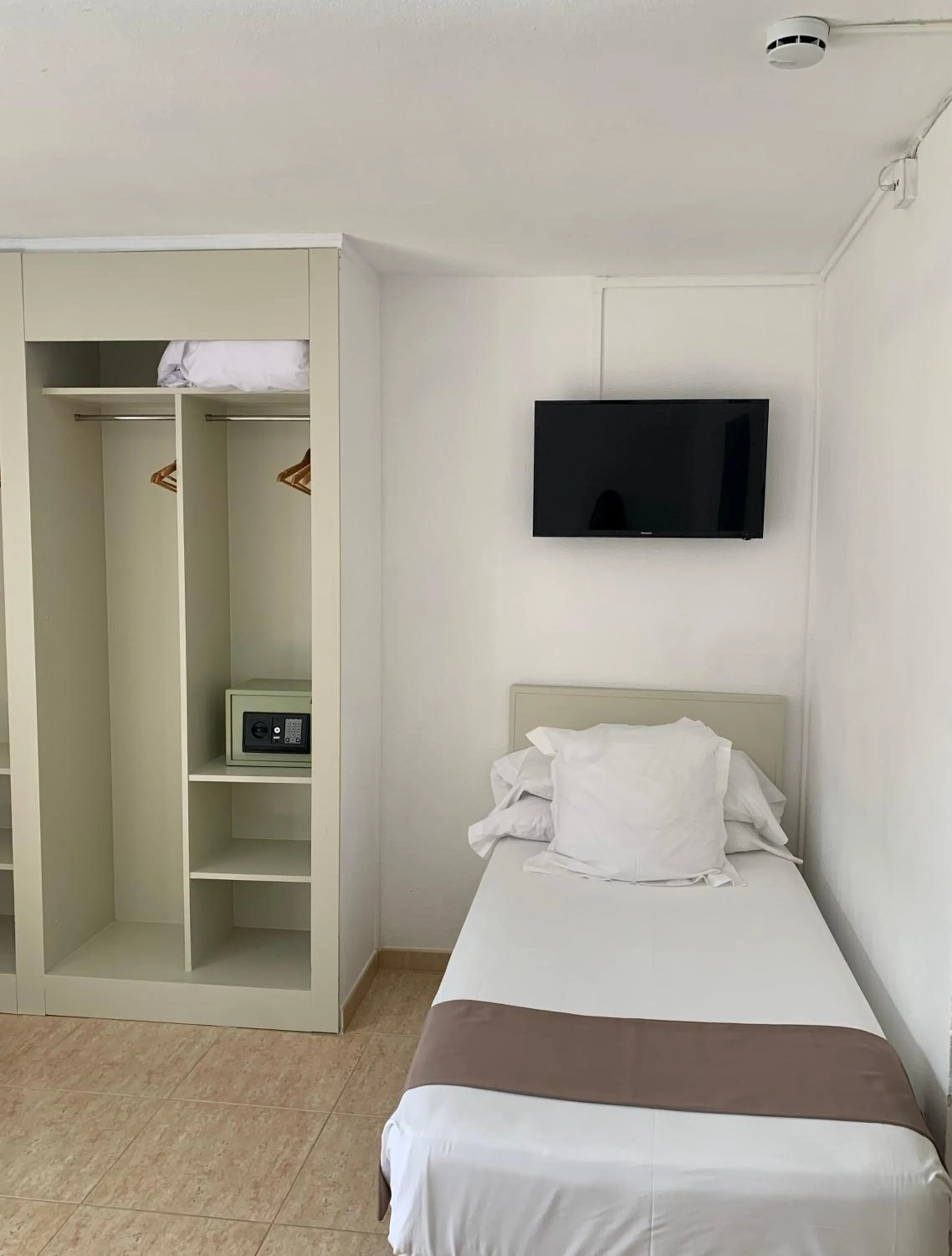 Bed in Hotel Jeni & Restaurant