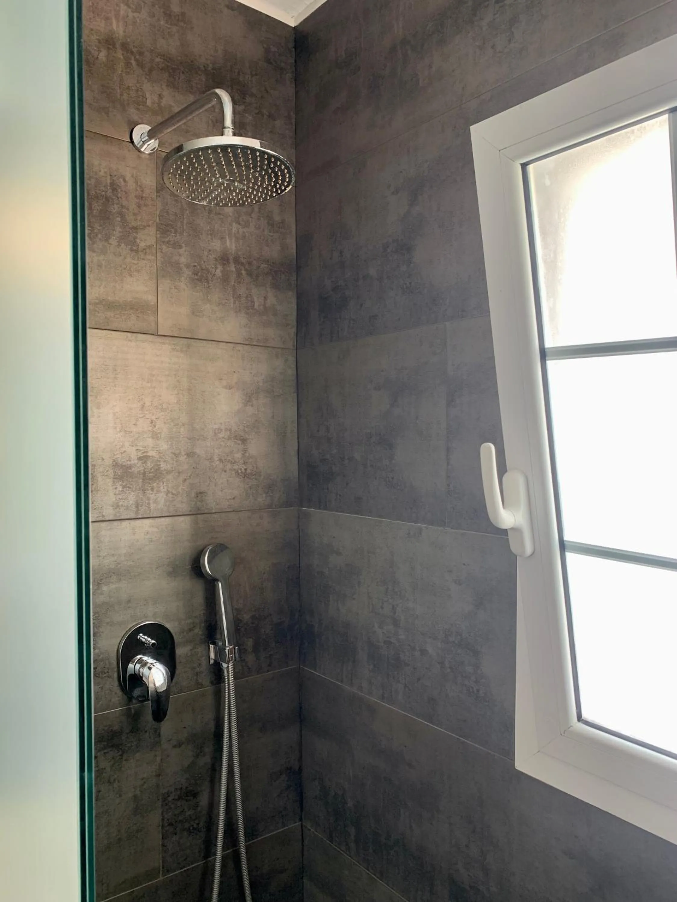 Shower in Hotel Jeni & Restaurant