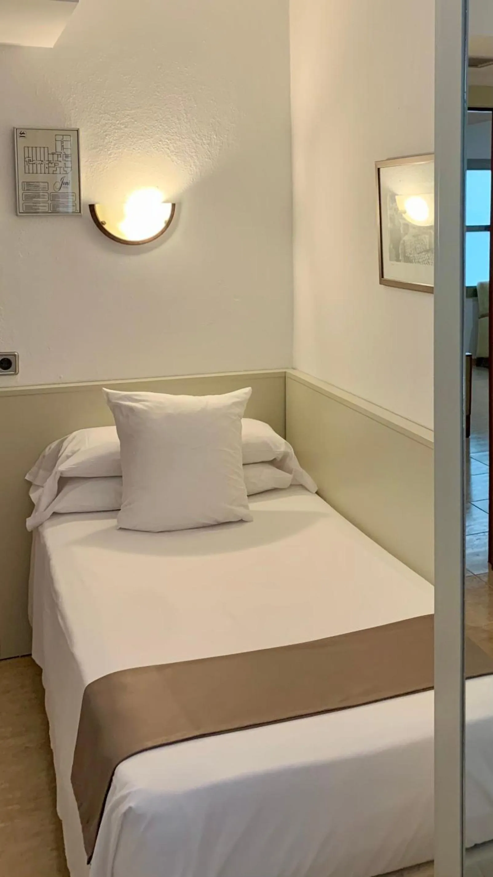 Bed in Hotel Jeni & Restaurant