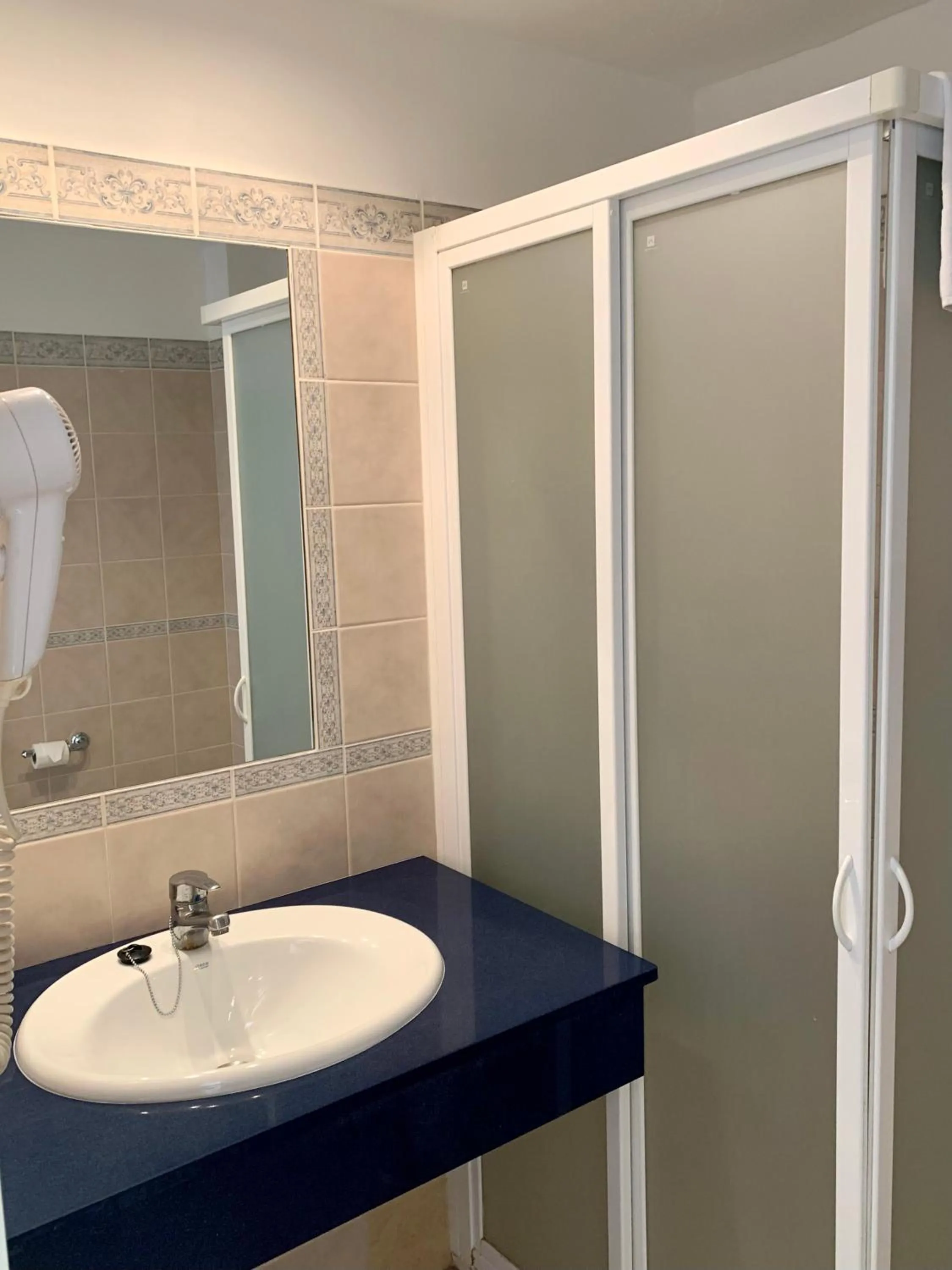 Bathroom in Hotel Jeni & Restaurant