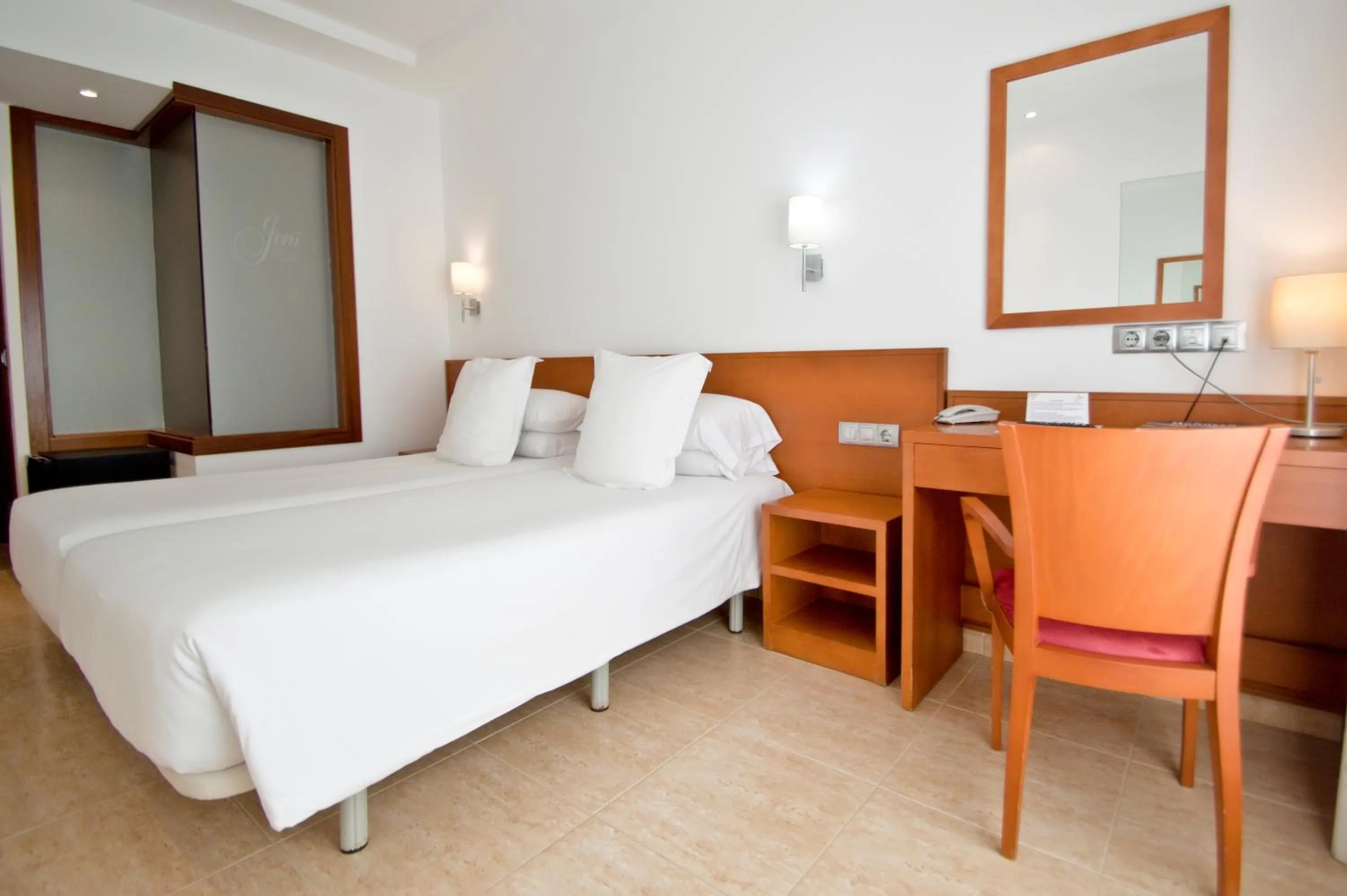 Photo of the whole room, Bed in Hotel Jeni & Restaurant