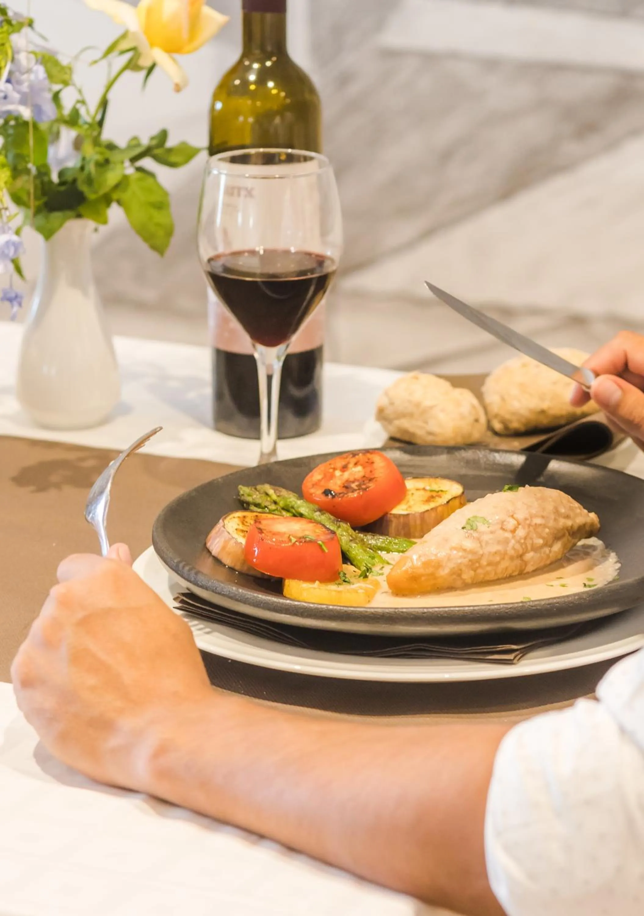 Restaurant/places to eat in Hotel Jeni & Restaurant